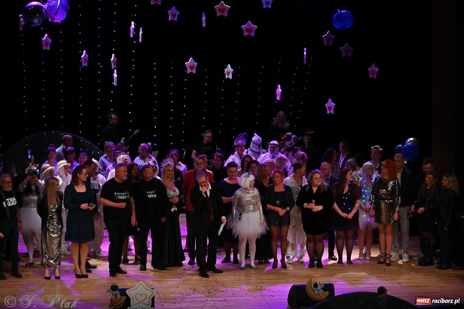 Zdjęcie w galerii na portalu naszraciborz.pl: Kosmiczna opowieść o solidarności. 22. Gwiazdka Serc przy niemal pełnej sali RCK [FOTO i WIDEO 1] wiadomości z regionu