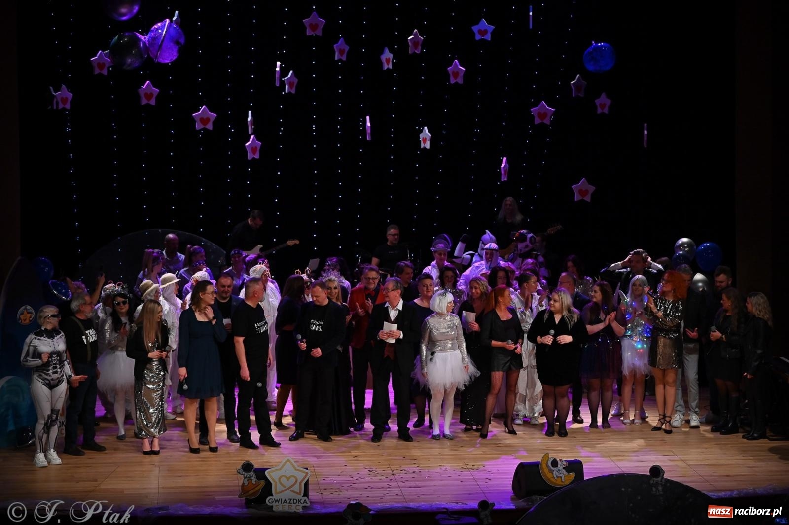 Zdjęcie w galerii na portalu naszraciborz.pl: Kosmiczna opowieść o solidarności. 22. Gwiazdka Serc przy niemal pełnej sali RCK [FOTO i WIDEO 1] wiadomości z regionu