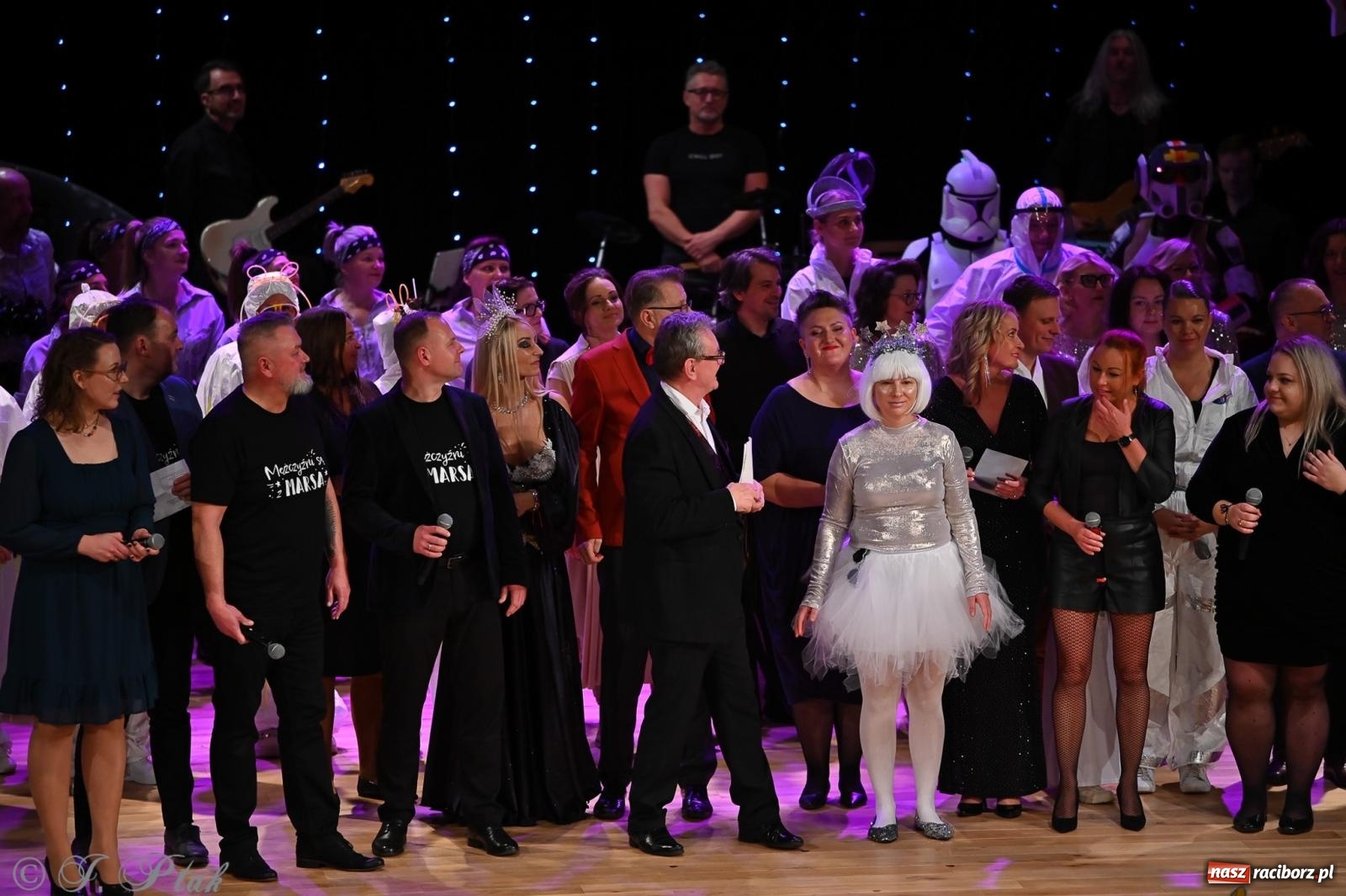Zdjęcie w galerii na portalu naszraciborz.pl: Kosmiczna opowieść o solidarności. 22. Gwiazdka Serc przy niemal pełnej sali RCK [FOTO i WIDEO 1] wiadomości z regionu