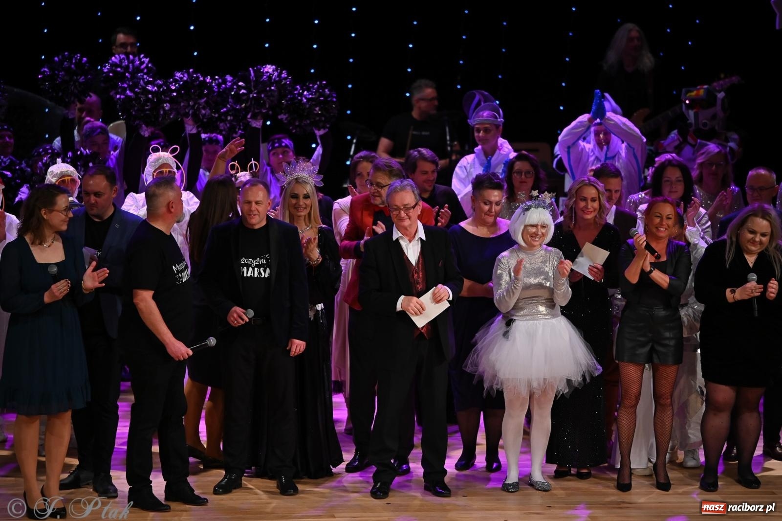 Zdjęcie w galerii na portalu naszraciborz.pl: Kosmiczna opowieść o solidarności. 22. Gwiazdka Serc przy niemal pełnej sali RCK [FOTO i WIDEO 1] wiadomości z regionu