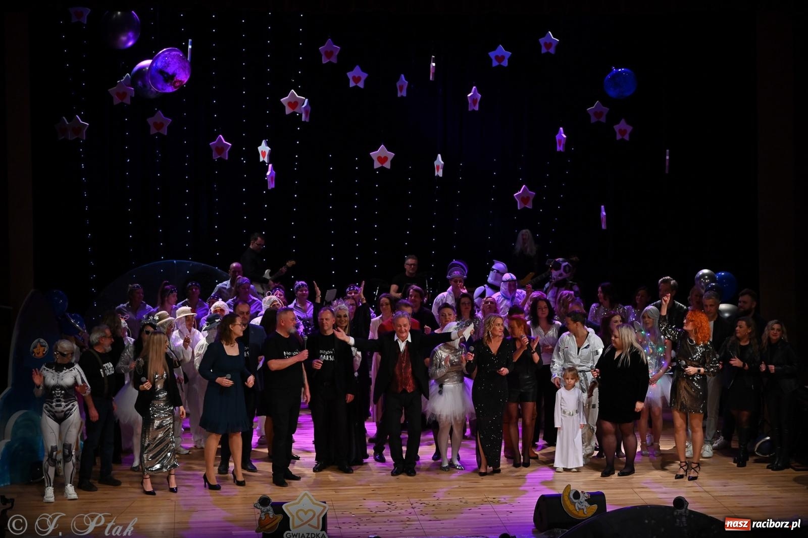 Zdjęcie w galerii na portalu naszraciborz.pl: Kosmiczna opowieść o solidarności. 22. Gwiazdka Serc przy niemal pełnej sali RCK [FOTO i WIDEO 1] wiadomości z regionu