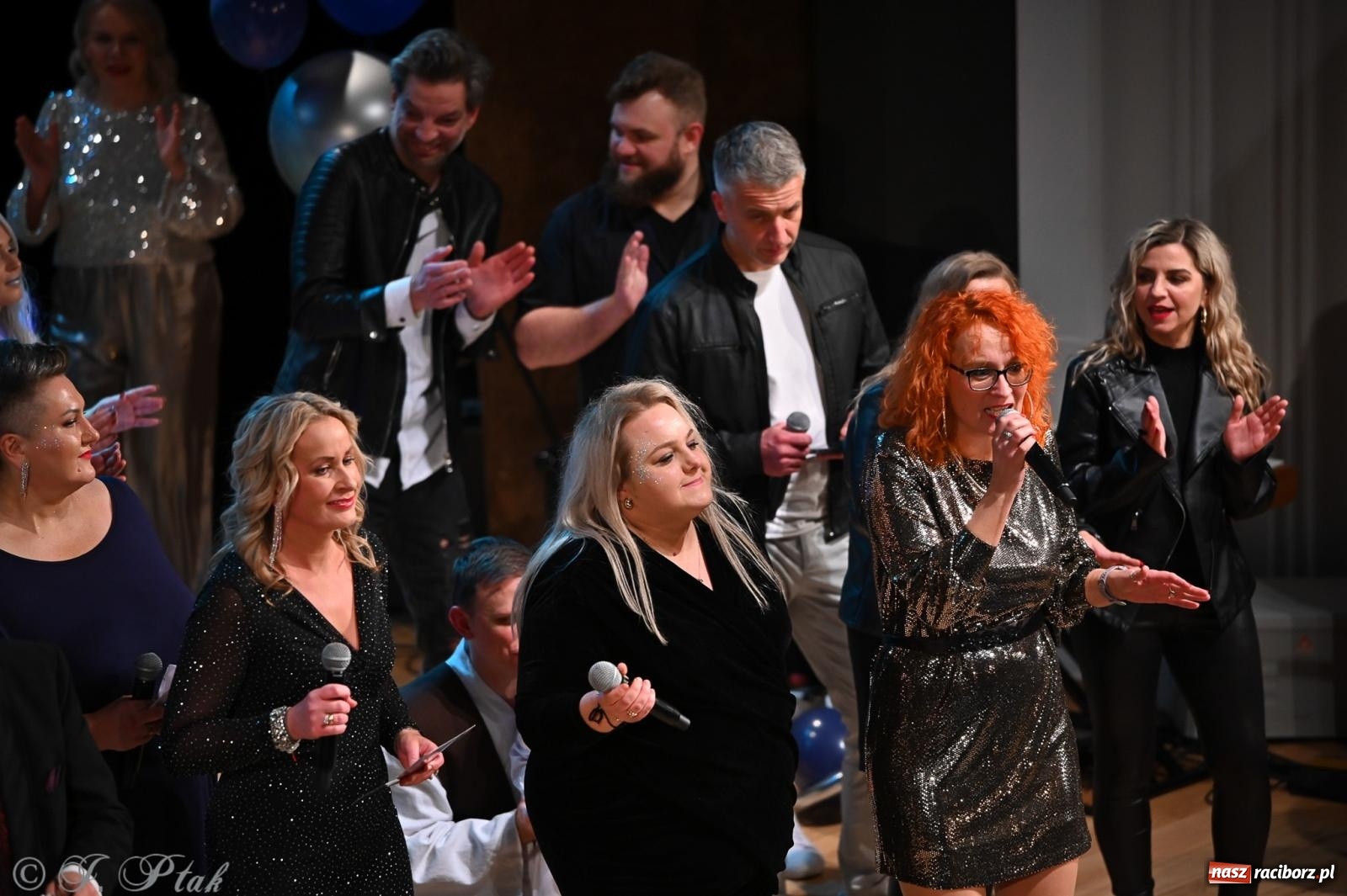 Zdjęcie w galerii na portalu naszraciborz.pl: Kosmiczna opowieść o solidarności. 22. Gwiazdka Serc przy niemal pełnej sali RCK [FOTO i WIDEO 1] wiadomości z regionu