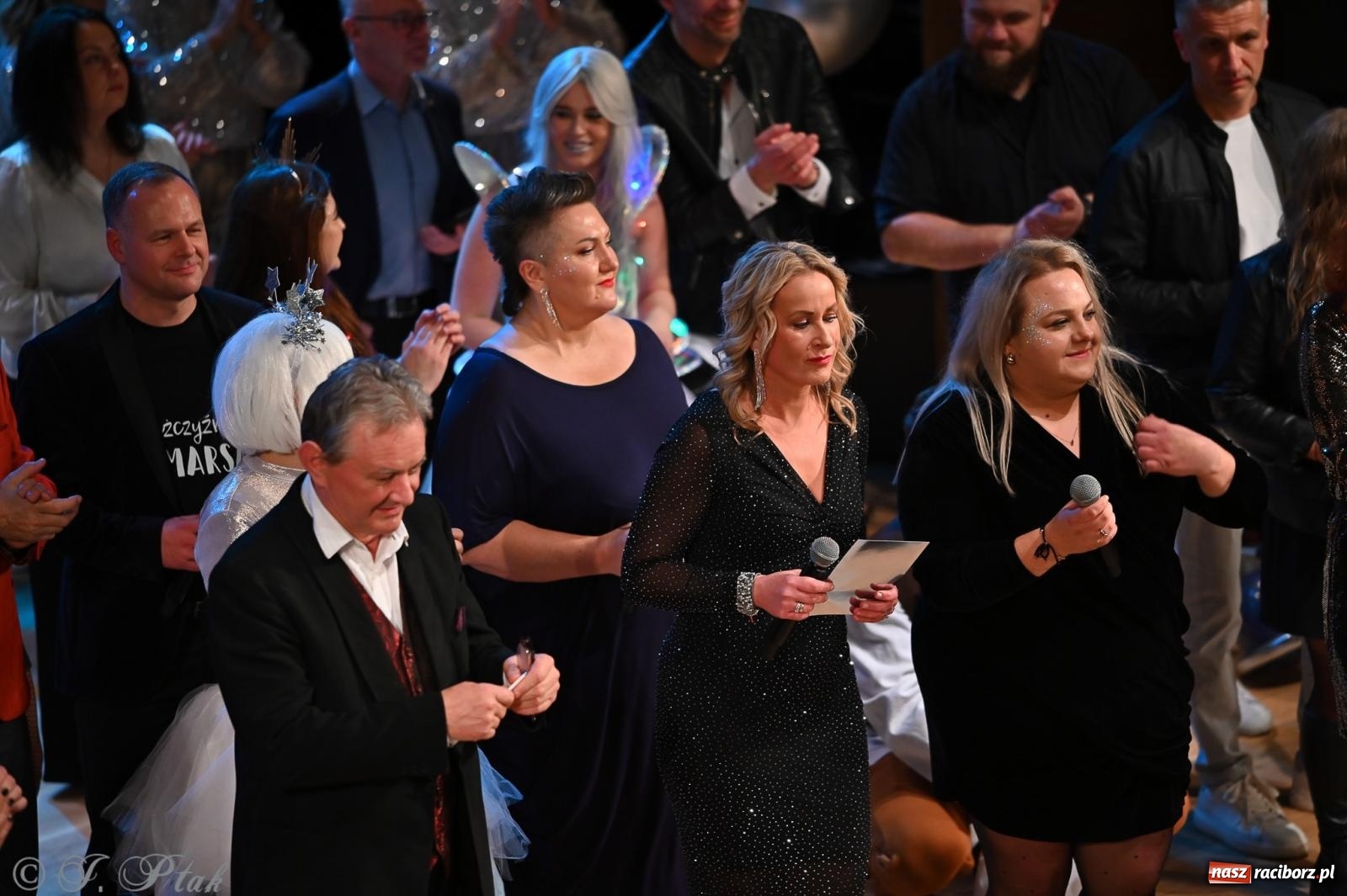 Zdjęcie w galerii na portalu naszraciborz.pl: Kosmiczna opowieść o solidarności. 22. Gwiazdka Serc przy niemal pełnej sali RCK [FOTO i WIDEO 1] wiadomości z regionu