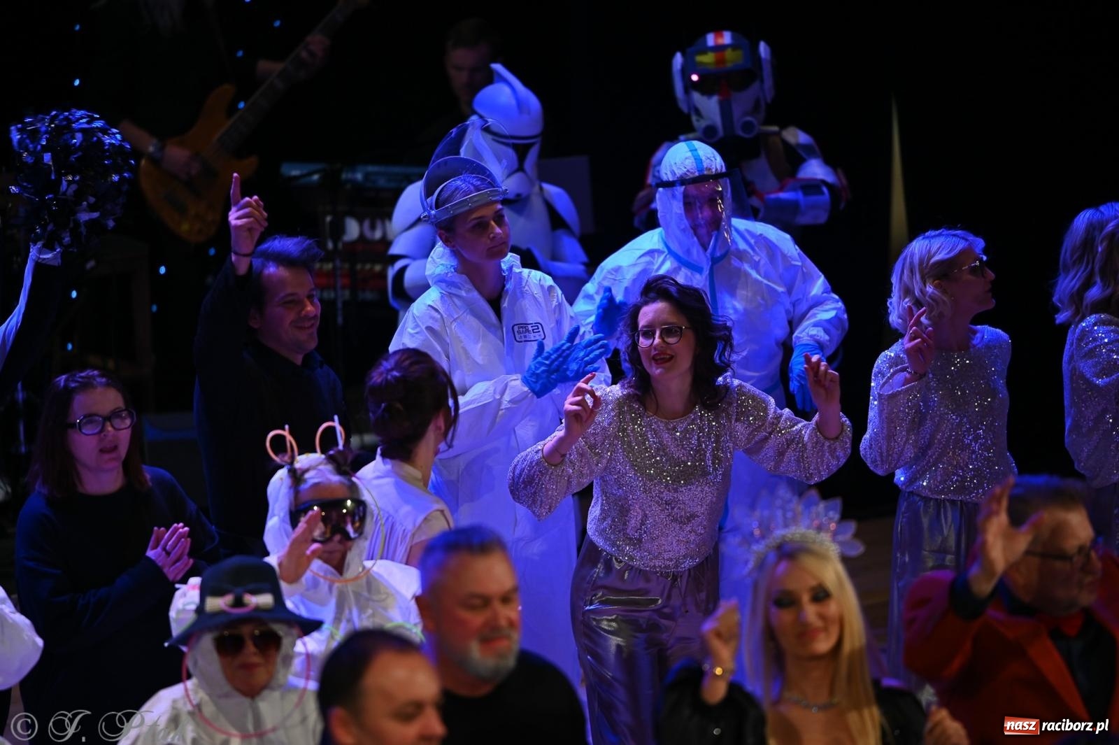 Zdjęcie w galerii na portalu naszraciborz.pl: Kosmiczna opowieść o solidarności. 22. Gwiazdka Serc przy niemal pełnej sali RCK [FOTO i WIDEO 1] wiadomości z regionu