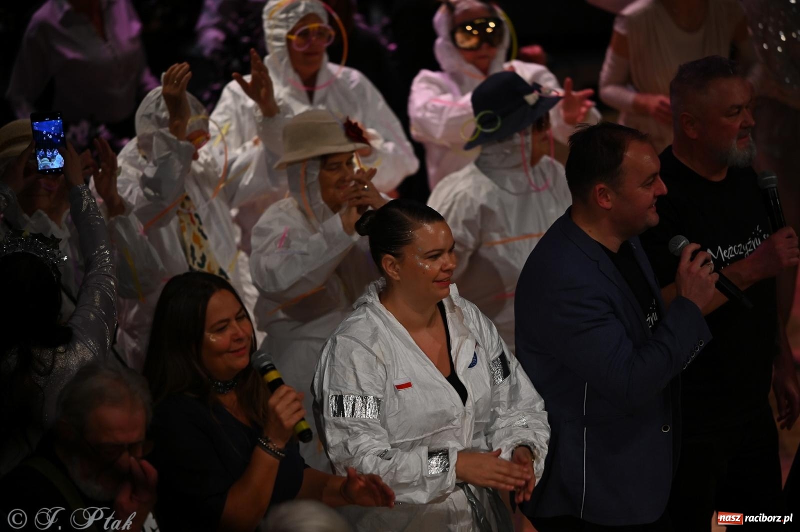 Zdjęcie w galerii na portalu naszraciborz.pl: Kosmiczna opowieść o solidarności. 22. Gwiazdka Serc przy niemal pełnej sali RCK [FOTO i WIDEO 1] wiadomości z regionu