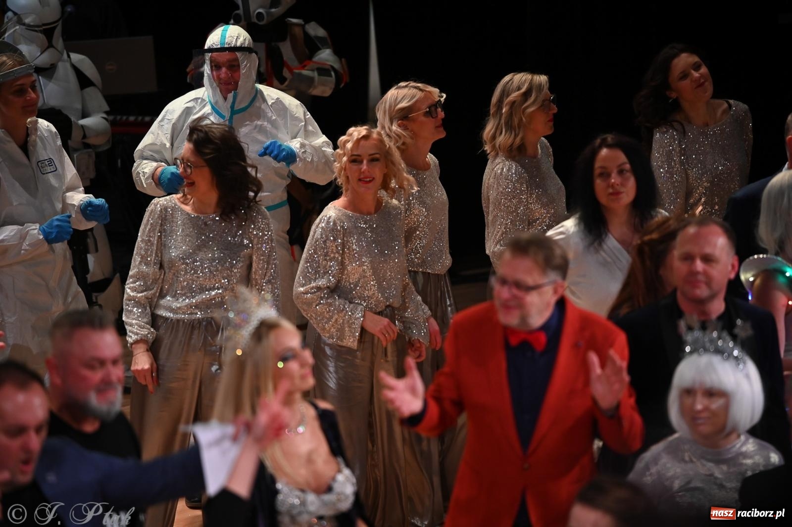 Zdjęcie w galerii na portalu naszraciborz.pl: Kosmiczna opowieść o solidarności. 22. Gwiazdka Serc przy niemal pełnej sali RCK [FOTO i WIDEO 1] wiadomości z regionu