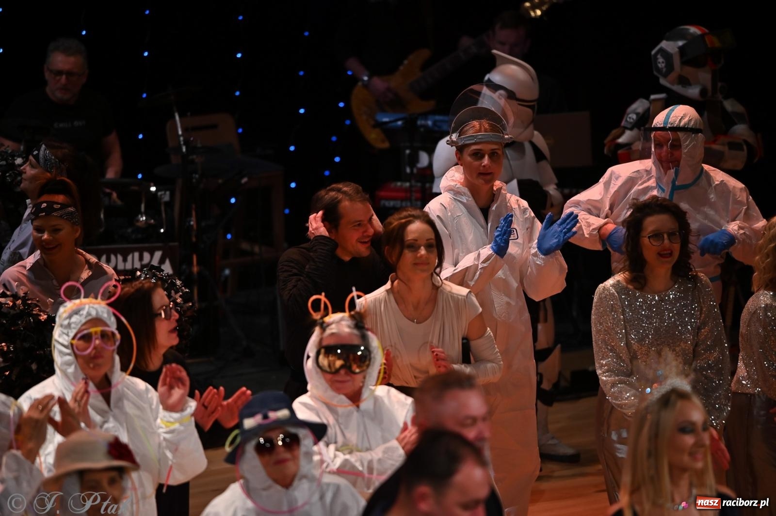 Zdjęcie w galerii na portalu naszraciborz.pl: Kosmiczna opowieść o solidarności. 22. Gwiazdka Serc przy niemal pełnej sali RCK [FOTO i WIDEO 1] wiadomości z regionu