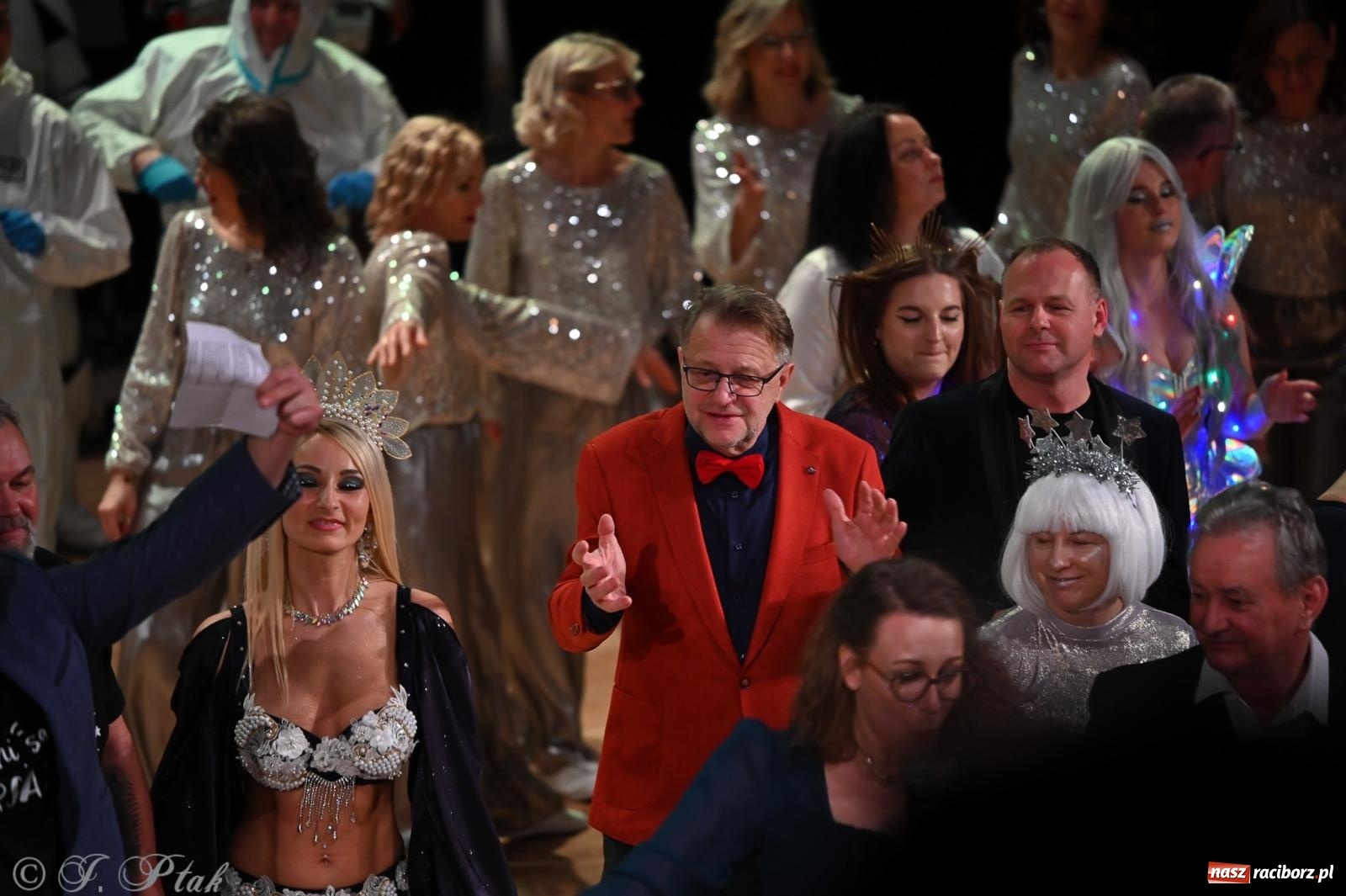 Zdjęcie w galerii na portalu naszraciborz.pl: Kosmiczna opowieść o solidarności. 22. Gwiazdka Serc przy niemal pełnej sali RCK [FOTO i WIDEO 1] wiadomości z regionu