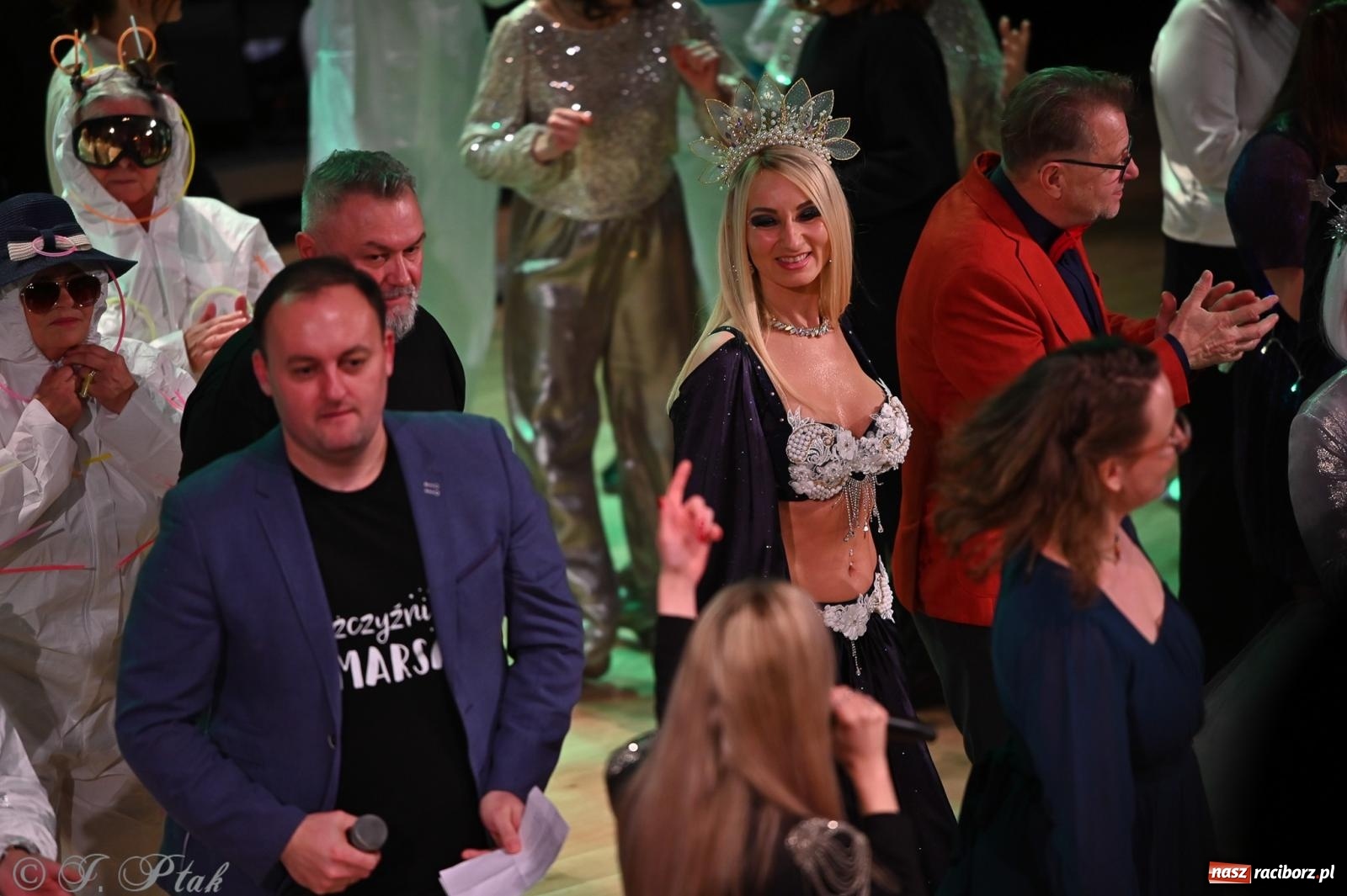 Zdjęcie w galerii na portalu naszraciborz.pl: Kosmiczna opowieść o solidarności. 22. Gwiazdka Serc przy niemal pełnej sali RCK [FOTO i WIDEO 1] wiadomości z regionu