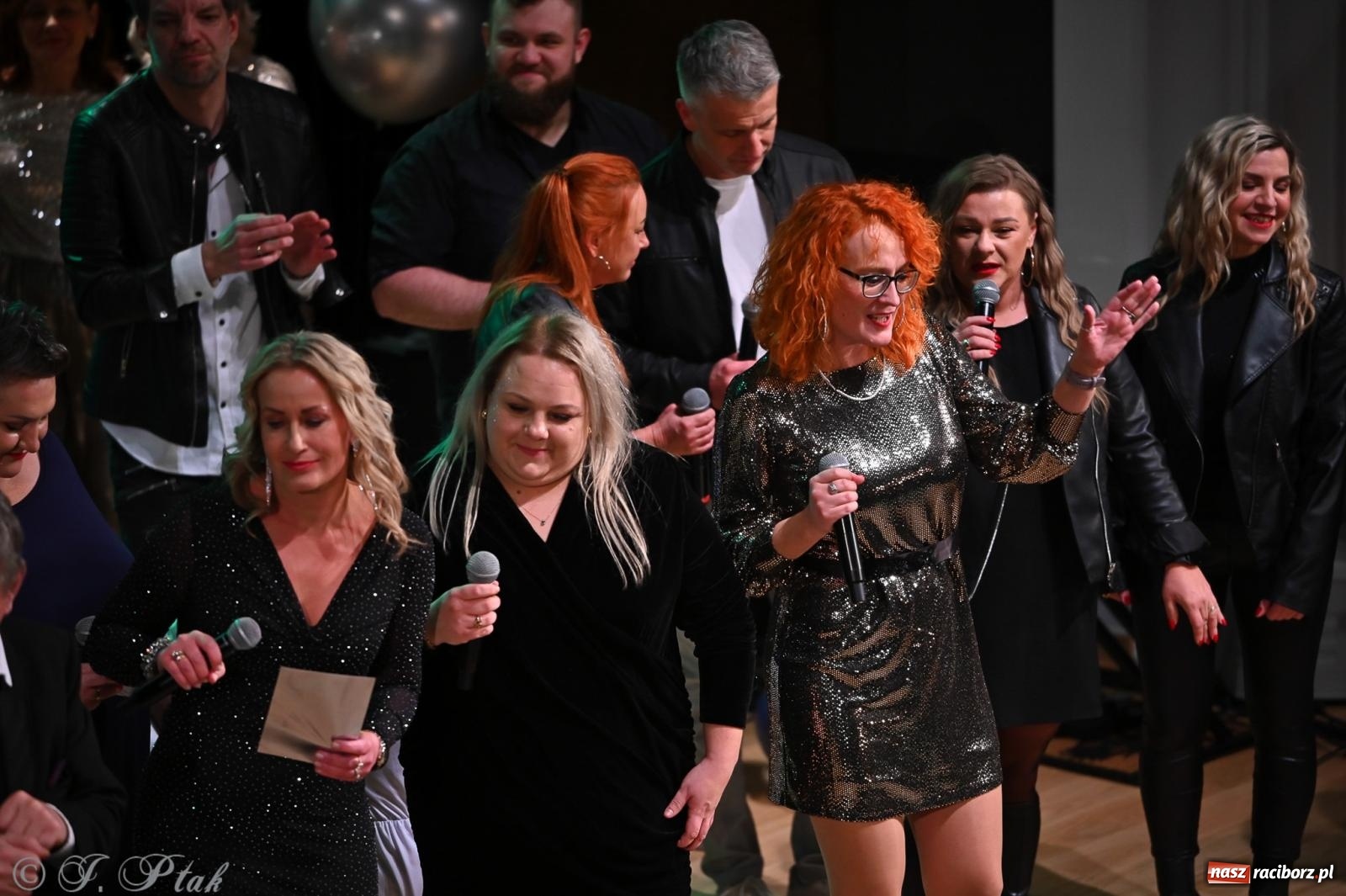 Zdjęcie w galerii na portalu naszraciborz.pl: Kosmiczna opowieść o solidarności. 22. Gwiazdka Serc przy niemal pełnej sali RCK [FOTO i WIDEO 1] wiadomości z regionu