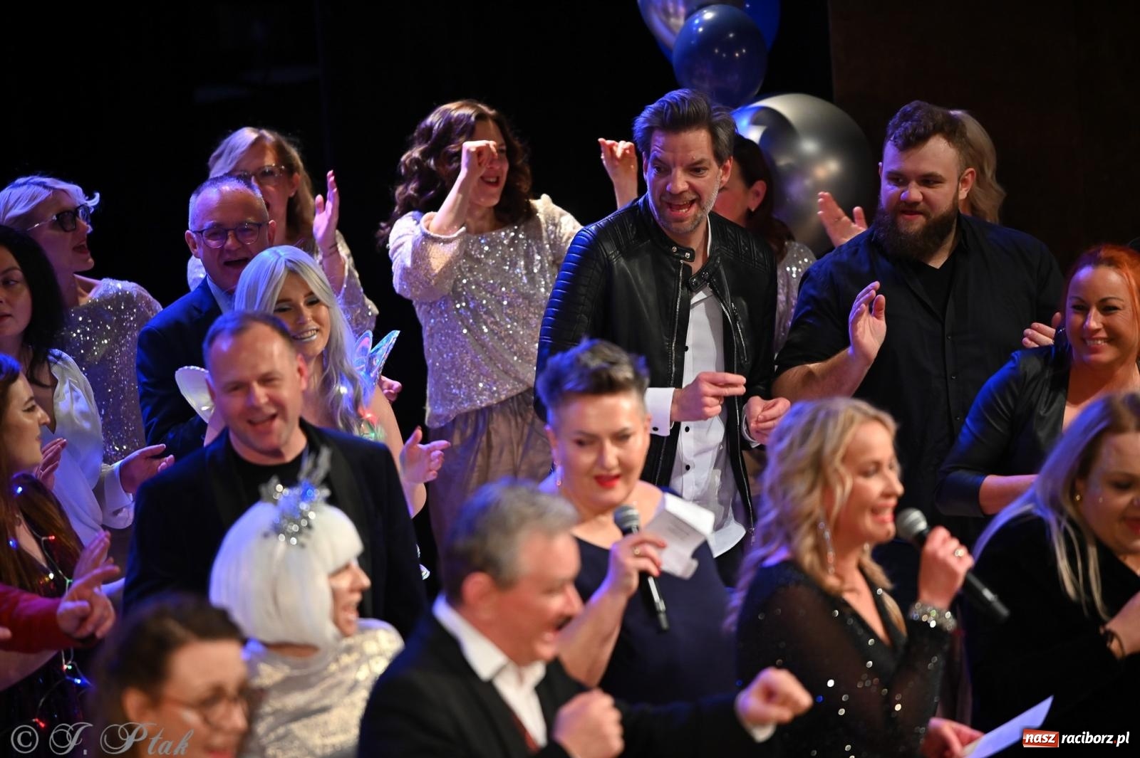 Zdjęcie w galerii na portalu naszraciborz.pl: Kosmiczna opowieść o solidarności. 22. Gwiazdka Serc przy niemal pełnej sali RCK [FOTO i WIDEO 1] wiadomości z regionu