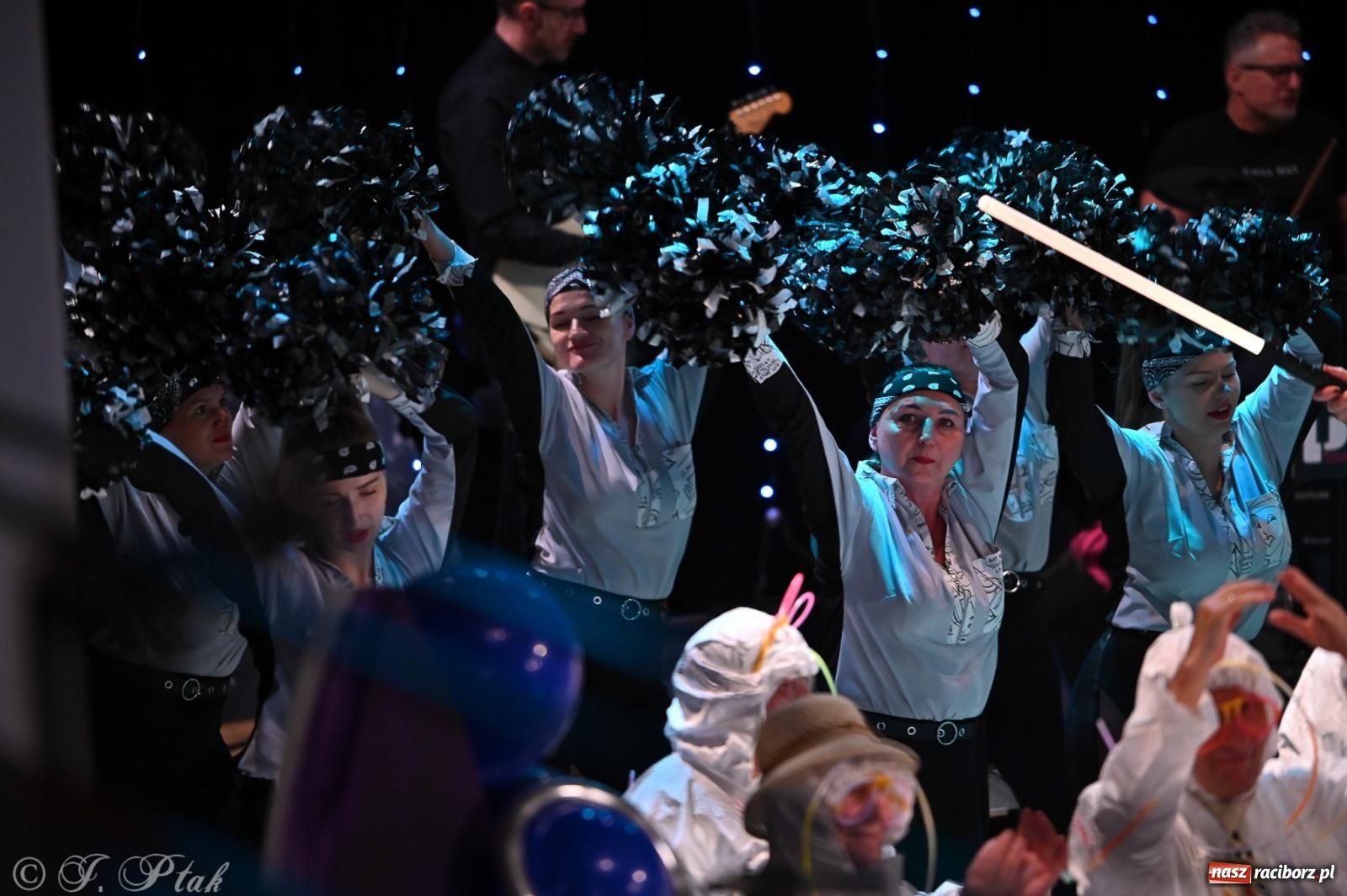 Zdjęcie w galerii na portalu naszraciborz.pl: Kosmiczna opowieść o solidarności. 22. Gwiazdka Serc przy niemal pełnej sali RCK [FOTO i WIDEO 1] wiadomości z regionu