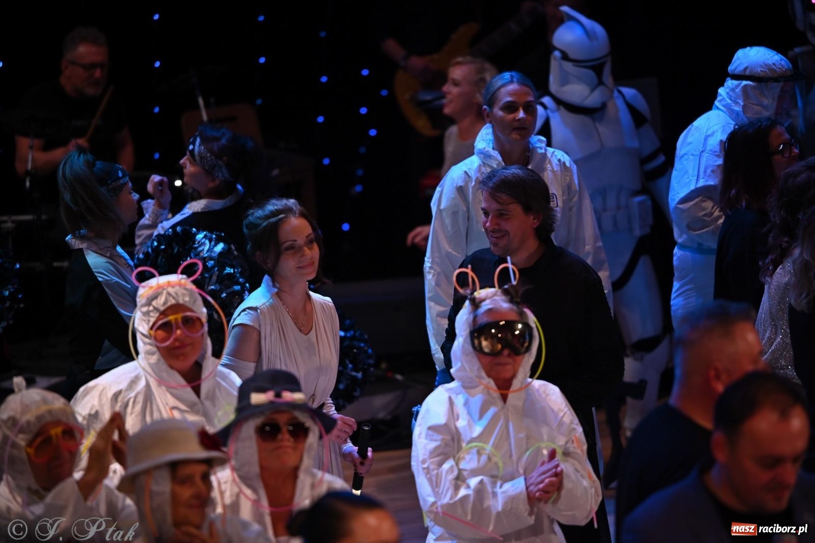 Zdjęcie w galerii na portalu naszraciborz.pl: Kosmiczna opowieść o solidarności. 22. Gwiazdka Serc przy niemal pełnej sali RCK [FOTO i WIDEO 1] wiadomości z regionu