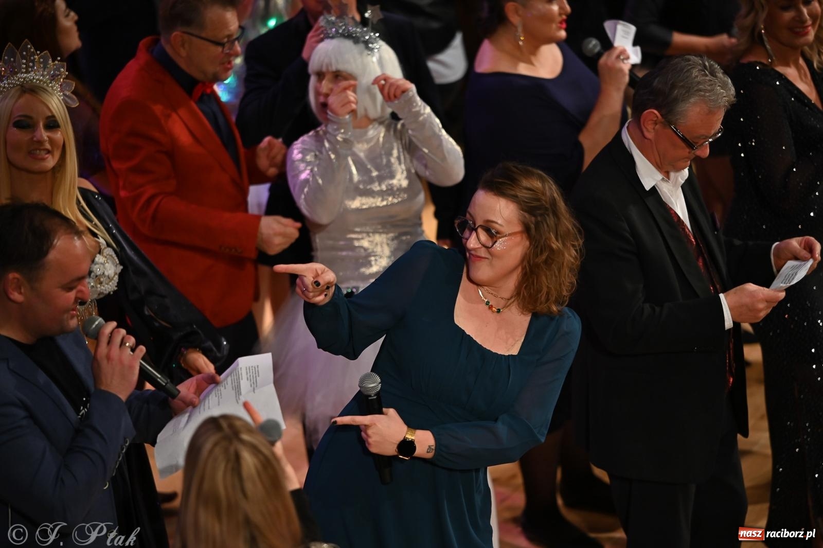 Zdjęcie w galerii na portalu naszraciborz.pl: Kosmiczna opowieść o solidarności. 22. Gwiazdka Serc przy niemal pełnej sali RCK [FOTO i WIDEO 1] wiadomości z regionu
