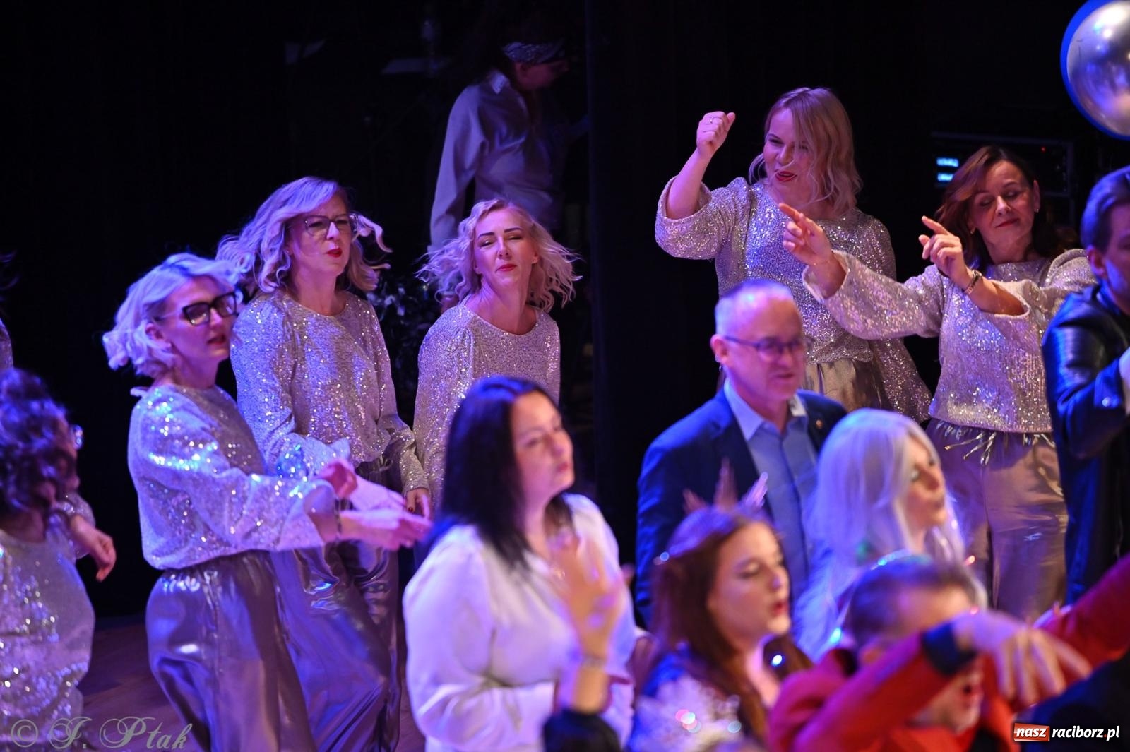 Zdjęcie w galerii na portalu naszraciborz.pl: Kosmiczna opowieść o solidarności. 22. Gwiazdka Serc przy niemal pełnej sali RCK [FOTO i WIDEO 1] wiadomości z regionu