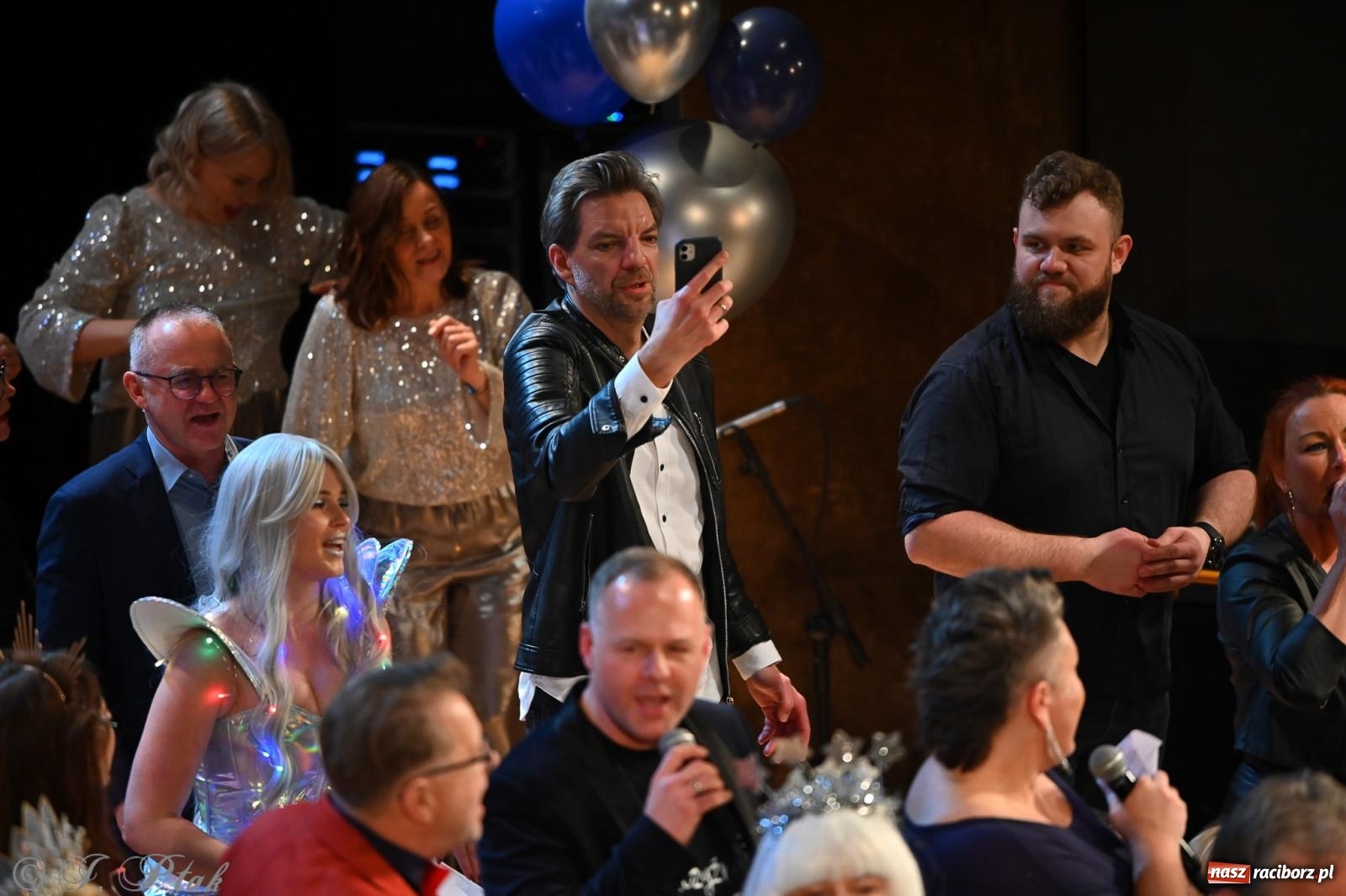 Zdjęcie w galerii na portalu naszraciborz.pl: Kosmiczna opowieść o solidarności. 22. Gwiazdka Serc przy niemal pełnej sali RCK [FOTO i WIDEO 1] wiadomości z regionu