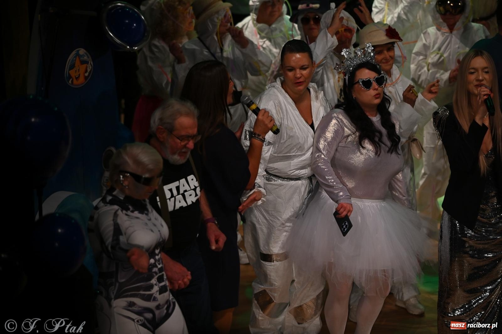 Zdjęcie w galerii na portalu naszraciborz.pl: Kosmiczna opowieść o solidarności. 22. Gwiazdka Serc przy niemal pełnej sali RCK [FOTO i WIDEO 1] wiadomości z regionu