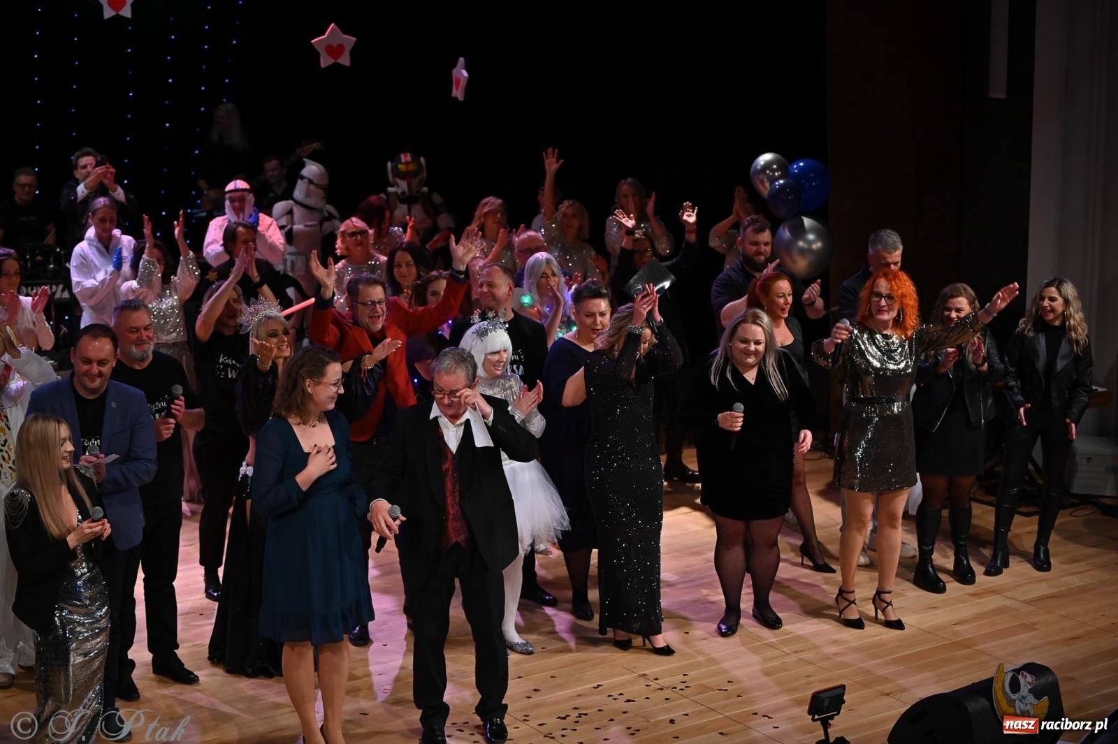 Zdjęcie w galerii na portalu naszraciborz.pl: Kosmiczna opowieść o solidarności. 22. Gwiazdka Serc przy niemal pełnej sali RCK [FOTO i WIDEO 1] wiadomości z regionu