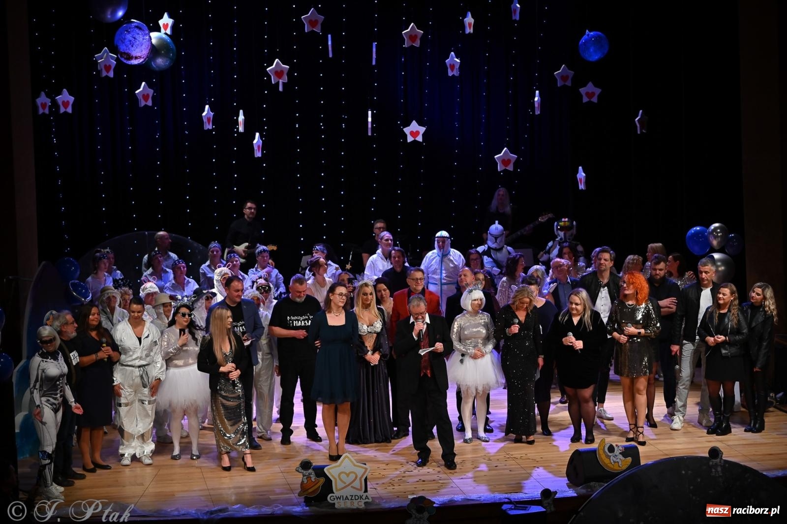 Zdjęcie w galerii na portalu naszraciborz.pl: Kosmiczna opowieść o solidarności. 22. Gwiazdka Serc przy niemal pełnej sali RCK [FOTO i WIDEO 1] wiadomości z regionu