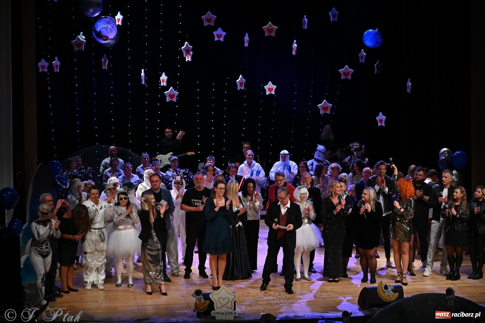 Zdjęcie w galerii na portalu naszraciborz.pl: Kosmiczna opowieść o solidarności. 22. Gwiazdka Serc przy niemal pełnej sali RCK [FOTO i WIDEO 1] wiadomości z regionu