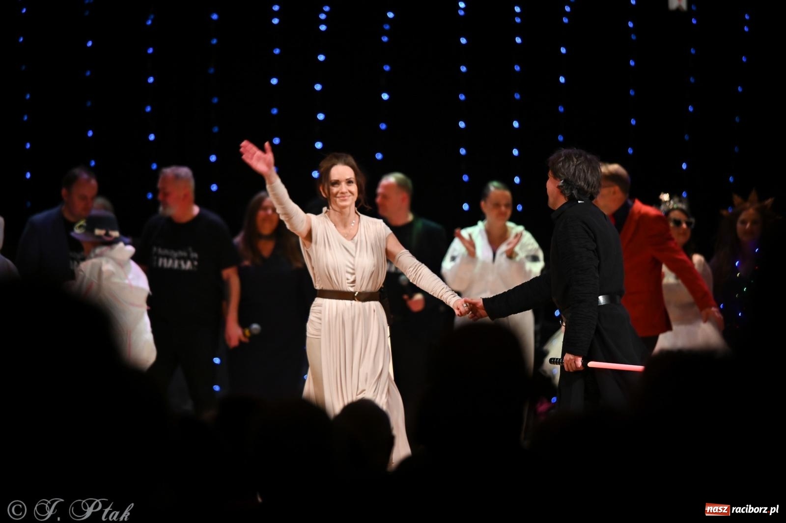 Zdjęcie w galerii na portalu naszraciborz.pl: Kosmiczna opowieść o solidarności. 22. Gwiazdka Serc przy niemal pełnej sali RCK [FOTO i WIDEO 1] wiadomości z regionu