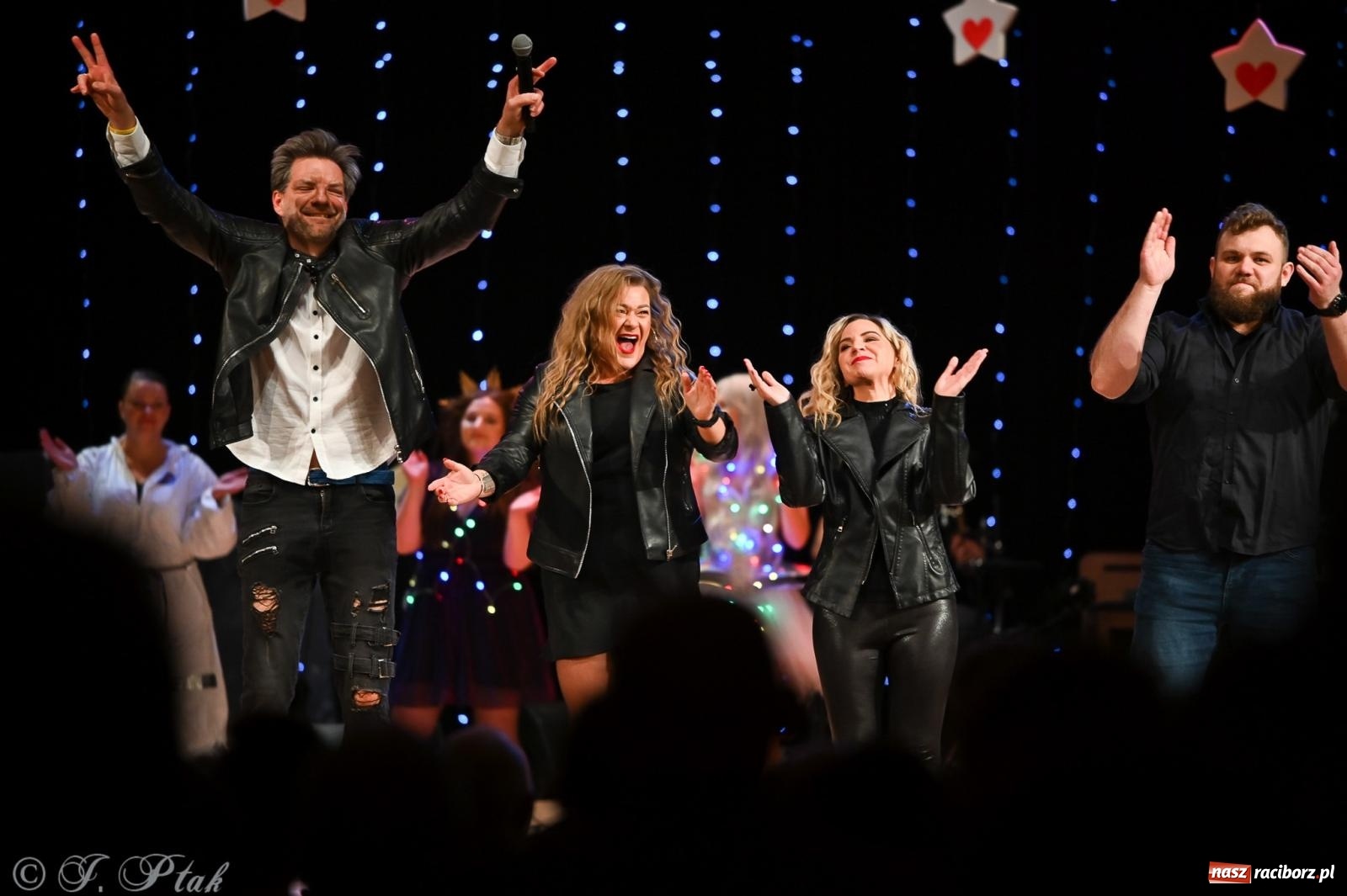 Zdjęcie w galerii na portalu naszraciborz.pl: Kosmiczna opowieść o solidarności. 22. Gwiazdka Serc przy niemal pełnej sali RCK [FOTO i WIDEO 1] wiadomości z regionu