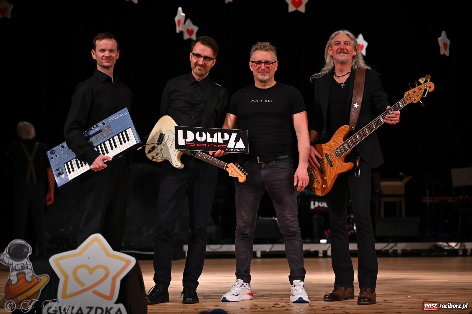 Zdjęcie w galerii na portalu naszraciborz.pl: Kosmiczna opowieść o solidarności. 22. Gwiazdka Serc przy niemal pełnej sali RCK [FOTO i WIDEO 1] wiadomości z regionu
