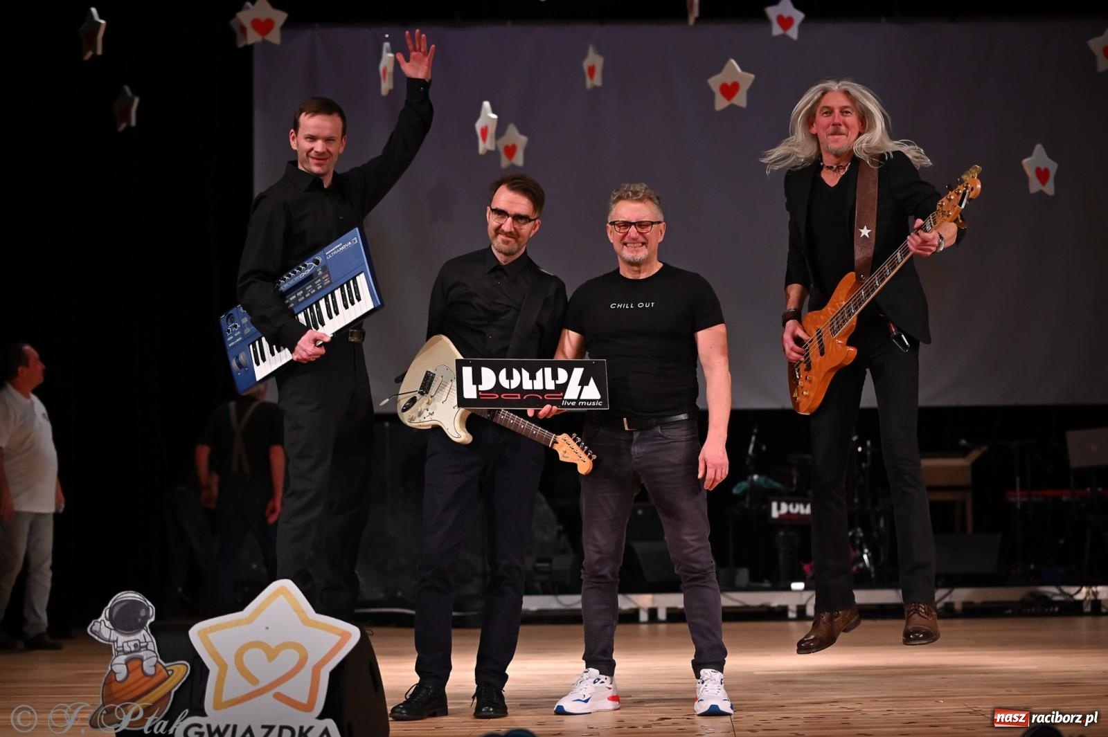 Zdjęcie w galerii na portalu naszraciborz.pl: Kosmiczna opowieść o solidarności. 22. Gwiazdka Serc przy niemal pełnej sali RCK [FOTO i WIDEO 1] wiadomości z regionu