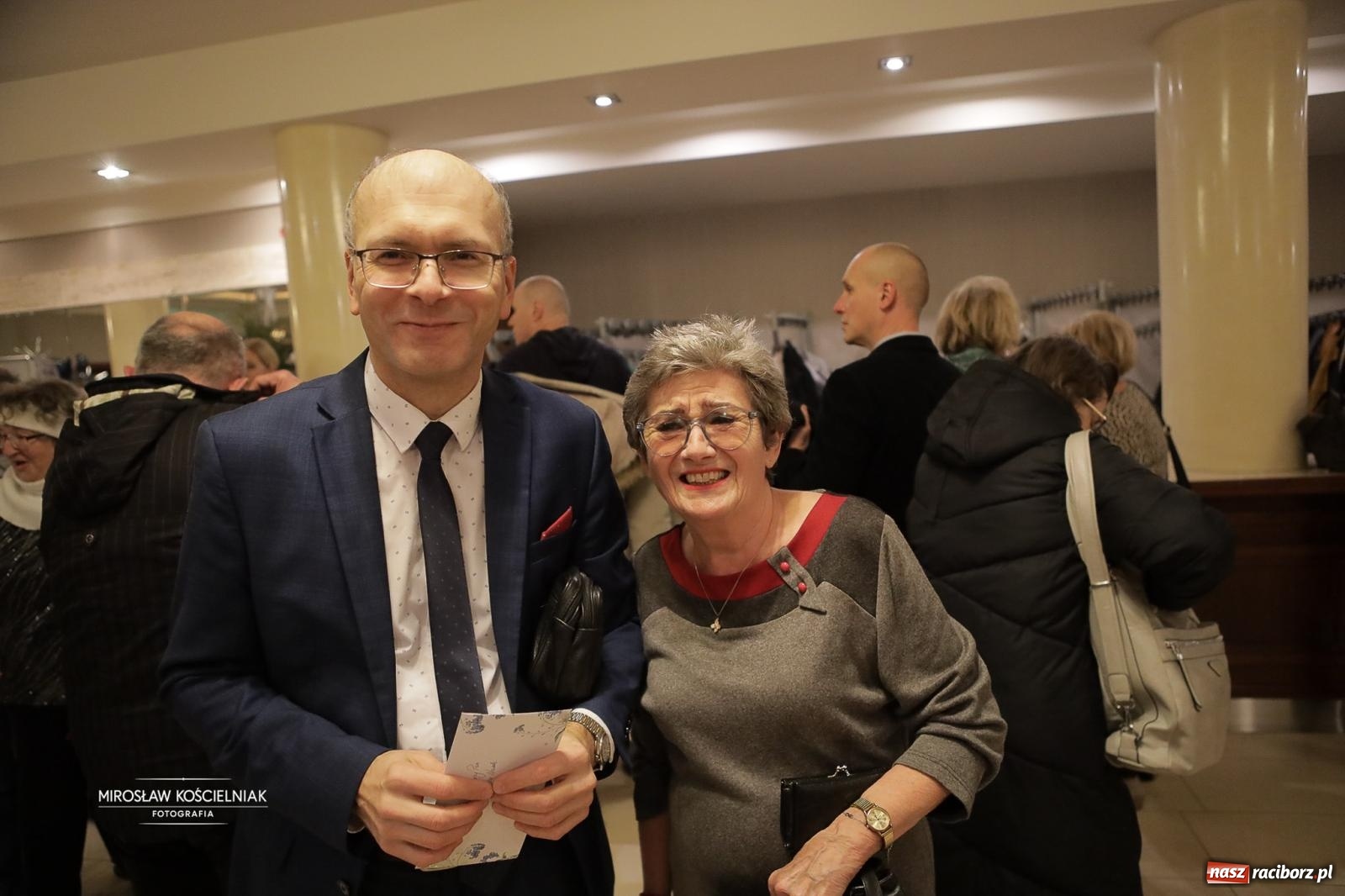 Zdjęcie w galerii na portalu naszraciborz.pl: Pełna widownia i wspólna energia. Gwiazdka Serc po raz 22. w Raciborskim Centrum Kultury [FOTO i WIDEO 2] wiadomości z regionu