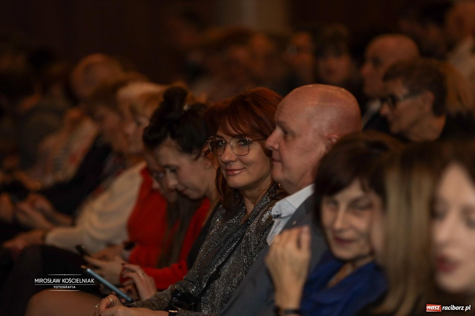 Zdjęcie w galerii na portalu naszraciborz.pl: Pełna widownia i wspólna energia. Gwiazdka Serc po raz 22. w Raciborskim Centrum Kultury [FOTO i WIDEO 2] wiadomości z regionu
