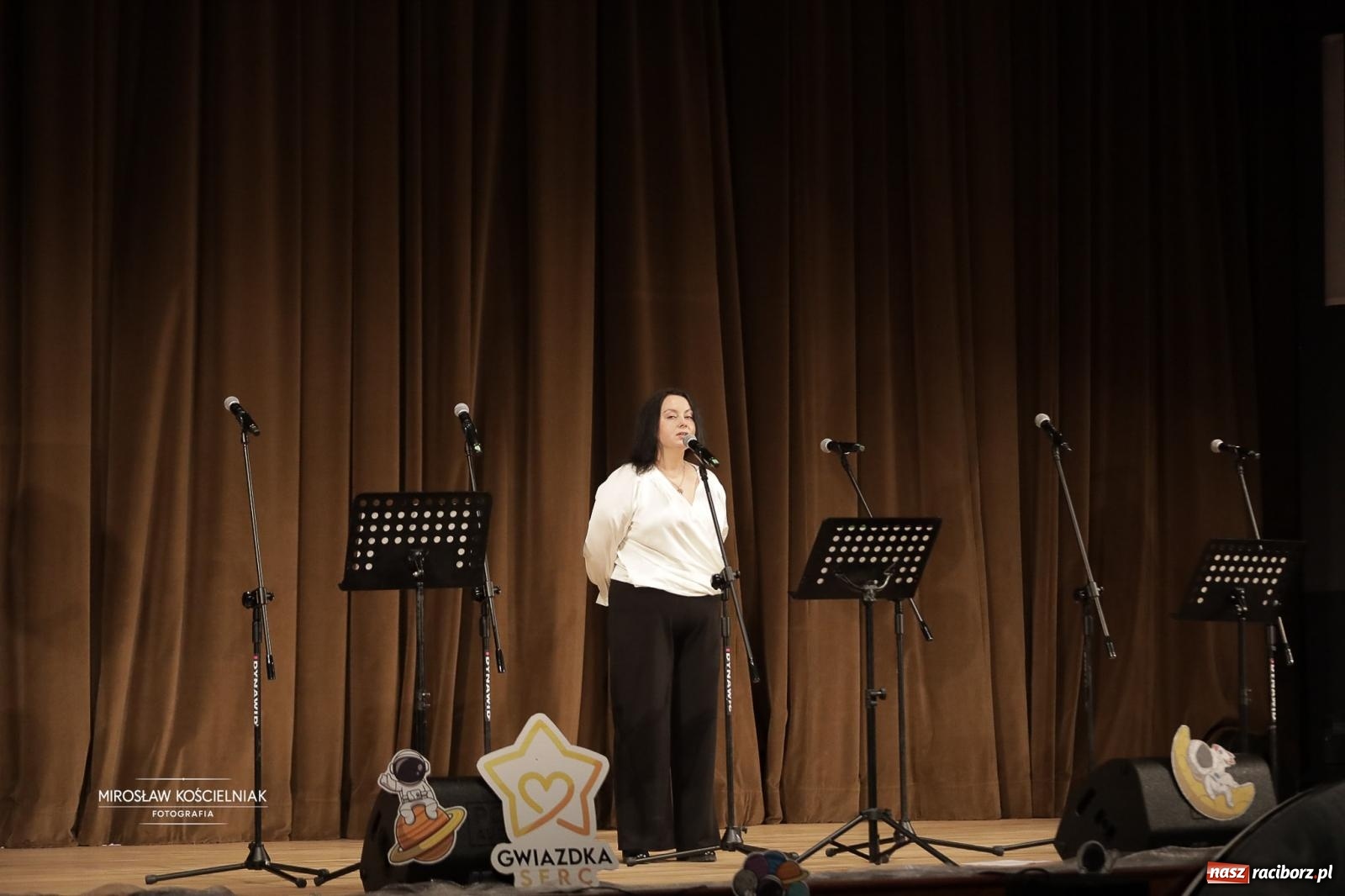 Zdjęcie w galerii na portalu naszraciborz.pl: Pełna widownia i wspólna energia. Gwiazdka Serc po raz 22. w Raciborskim Centrum Kultury [FOTO i WIDEO 2] wiadomości z regionu