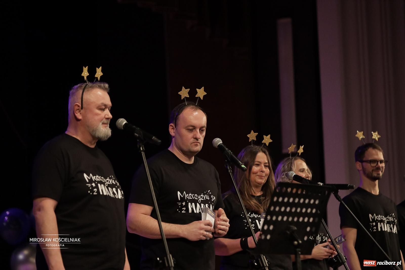 Zdjęcie w galerii na portalu naszraciborz.pl: Pełna widownia i wspólna energia. Gwiazdka Serc po raz 22. w Raciborskim Centrum Kultury [FOTO i WIDEO 2] wiadomości z regionu