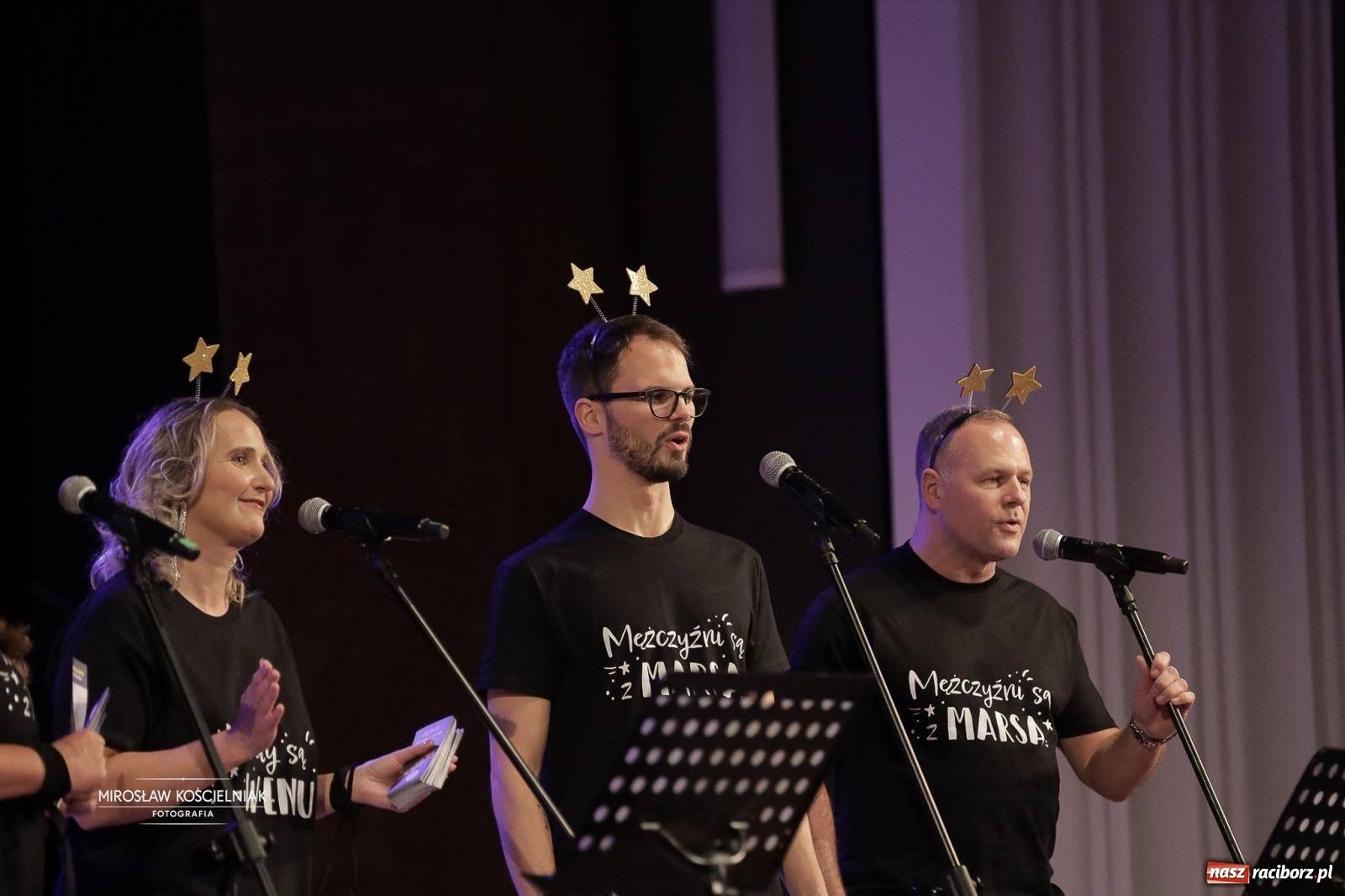 Zdjęcie w galerii na portalu naszraciborz.pl: Pełna widownia i wspólna energia. Gwiazdka Serc po raz 22. w Raciborskim Centrum Kultury [FOTO i WIDEO 2] wiadomości z regionu