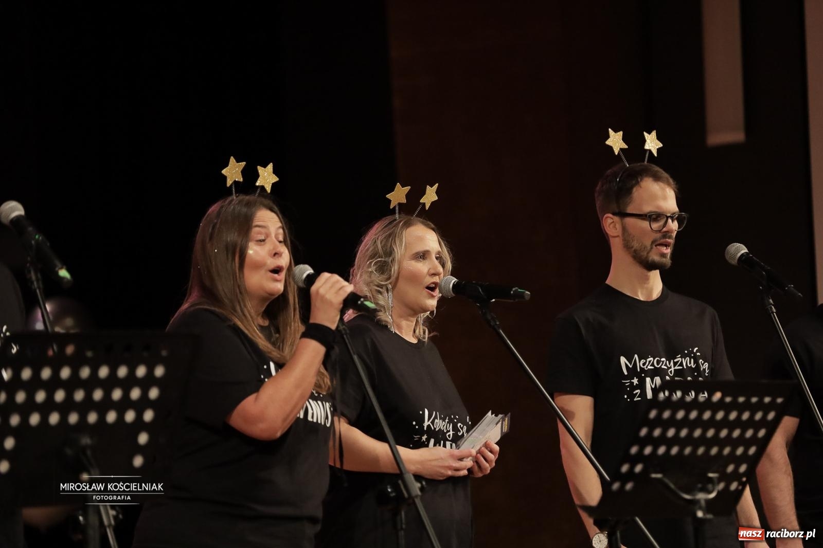 Zdjęcie w galerii na portalu naszraciborz.pl: Pełna widownia i wspólna energia. Gwiazdka Serc po raz 22. w Raciborskim Centrum Kultury [FOTO i WIDEO 2] wiadomości z regionu