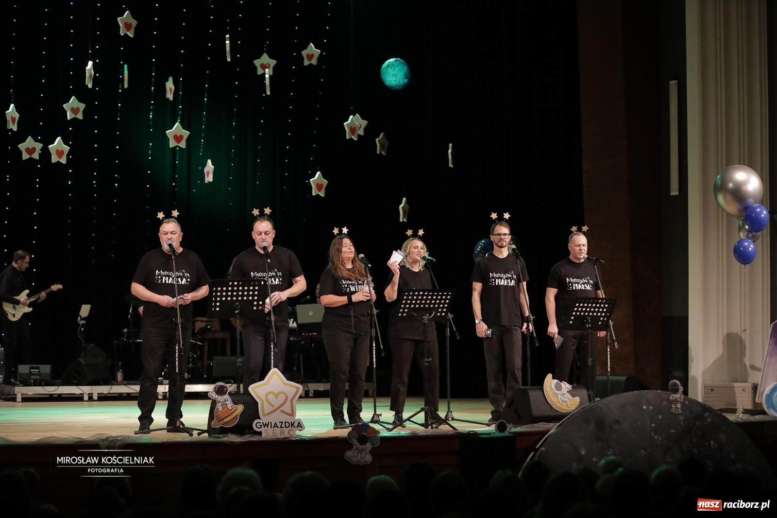 Zdjęcie w galerii na portalu naszraciborz.pl: Pełna widownia i wspólna energia. Gwiazdka Serc po raz 22. w Raciborskim Centrum Kultury [FOTO i WIDEO 2] wiadomości z regionu