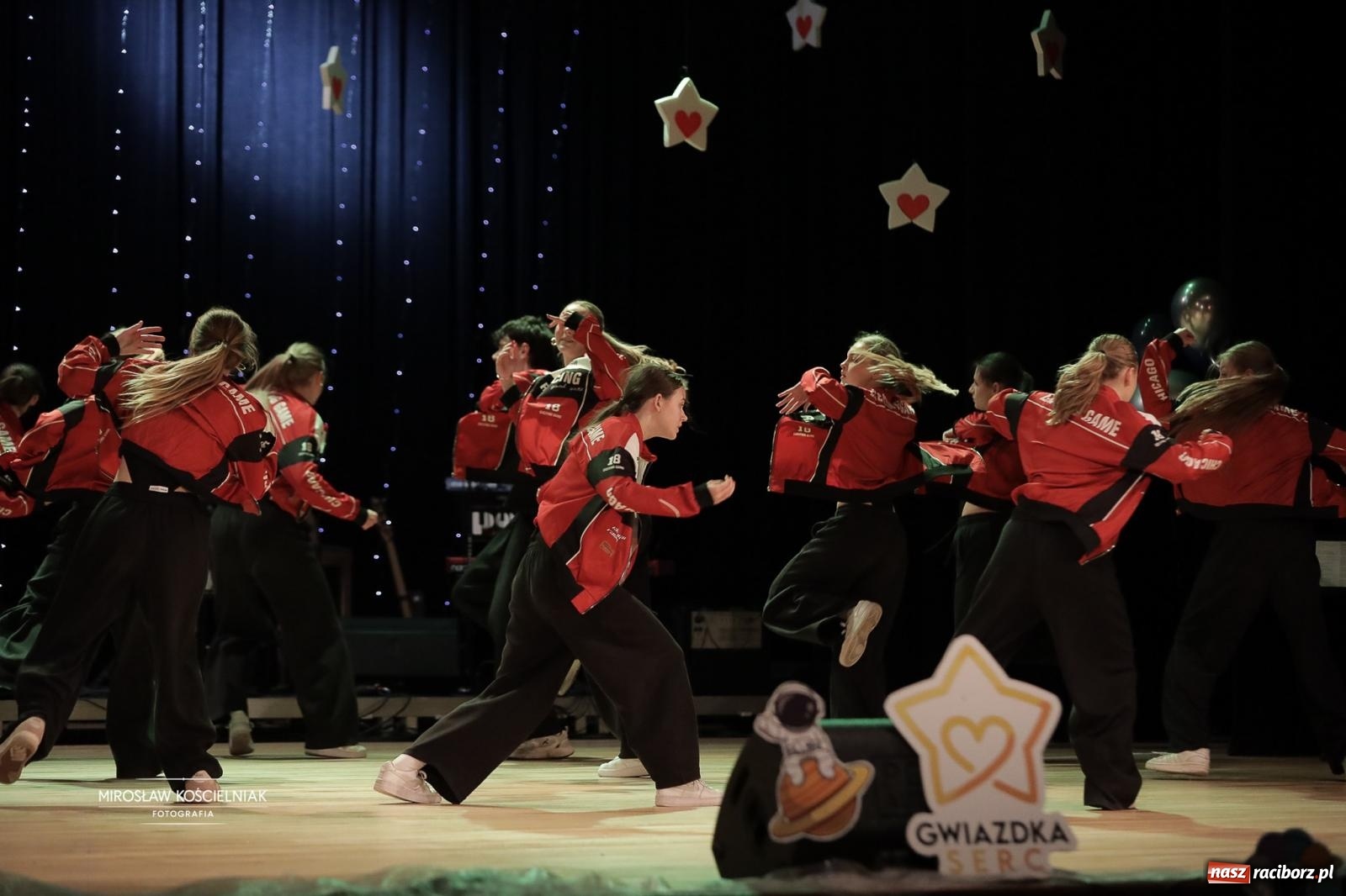 Zdjęcie w galerii na portalu naszraciborz.pl: Pełna widownia i wspólna energia. Gwiazdka Serc po raz 22. w Raciborskim Centrum Kultury [FOTO i WIDEO 2] wiadomości z regionu