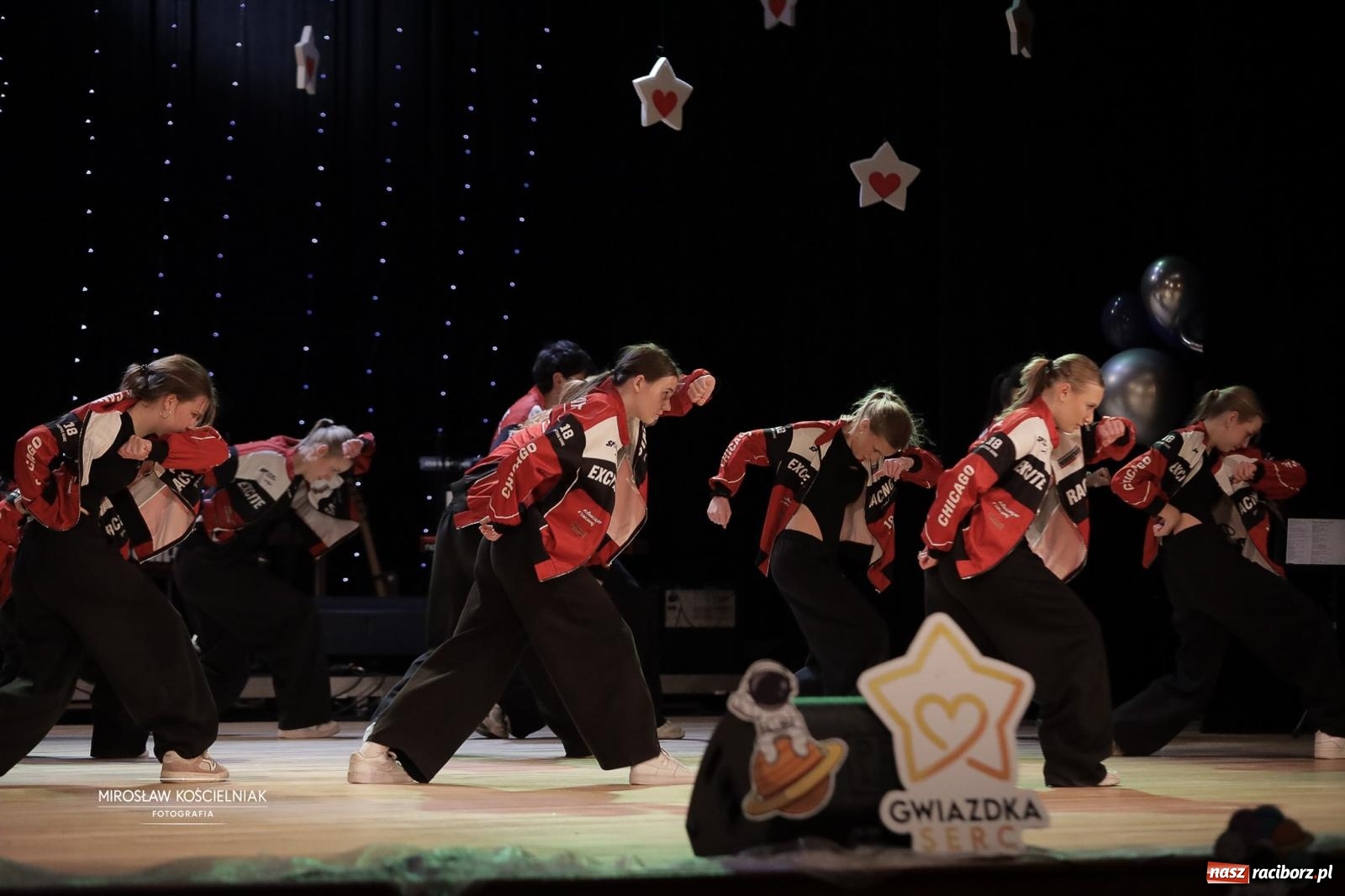 Zdjęcie w galerii na portalu naszraciborz.pl: Pełna widownia i wspólna energia. Gwiazdka Serc po raz 22. w Raciborskim Centrum Kultury [FOTO i WIDEO 2] wiadomości z regionu