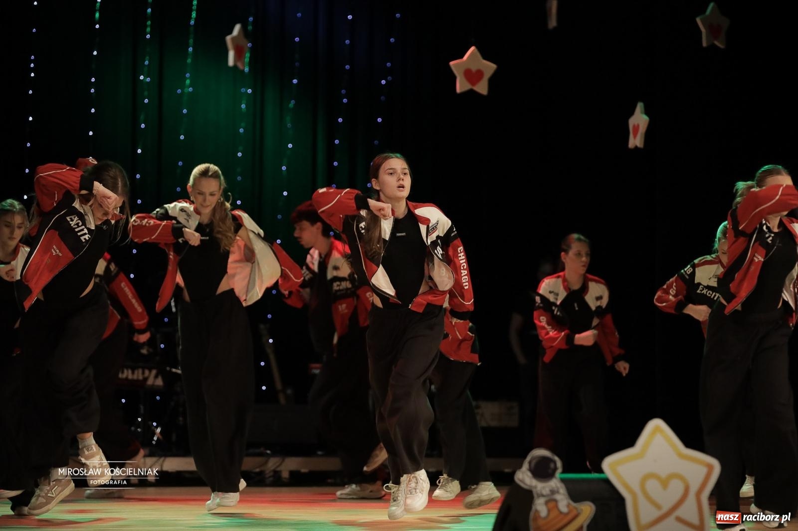 Zdjęcie w galerii na portalu naszraciborz.pl: Pełna widownia i wspólna energia. Gwiazdka Serc po raz 22. w Raciborskim Centrum Kultury [FOTO i WIDEO 2] wiadomości z regionu