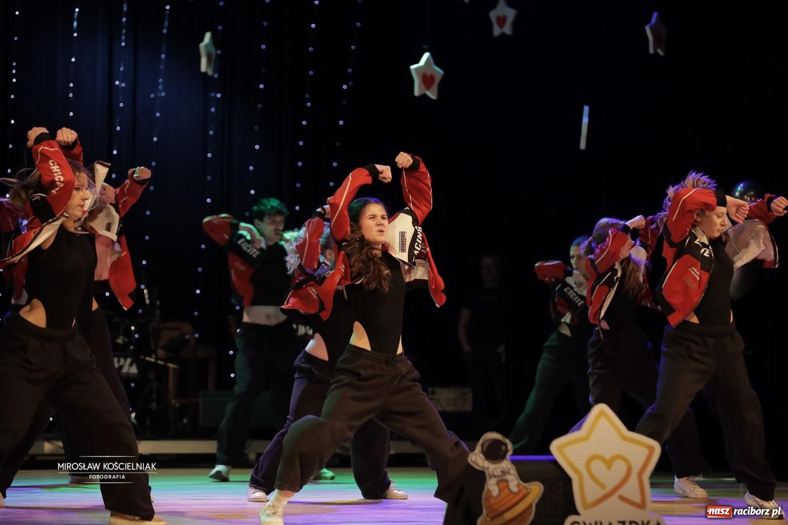 Zdjęcie w galerii na portalu naszraciborz.pl: Pełna widownia i wspólna energia. Gwiazdka Serc po raz 22. w Raciborskim Centrum Kultury [FOTO i WIDEO 2] wiadomości z regionu