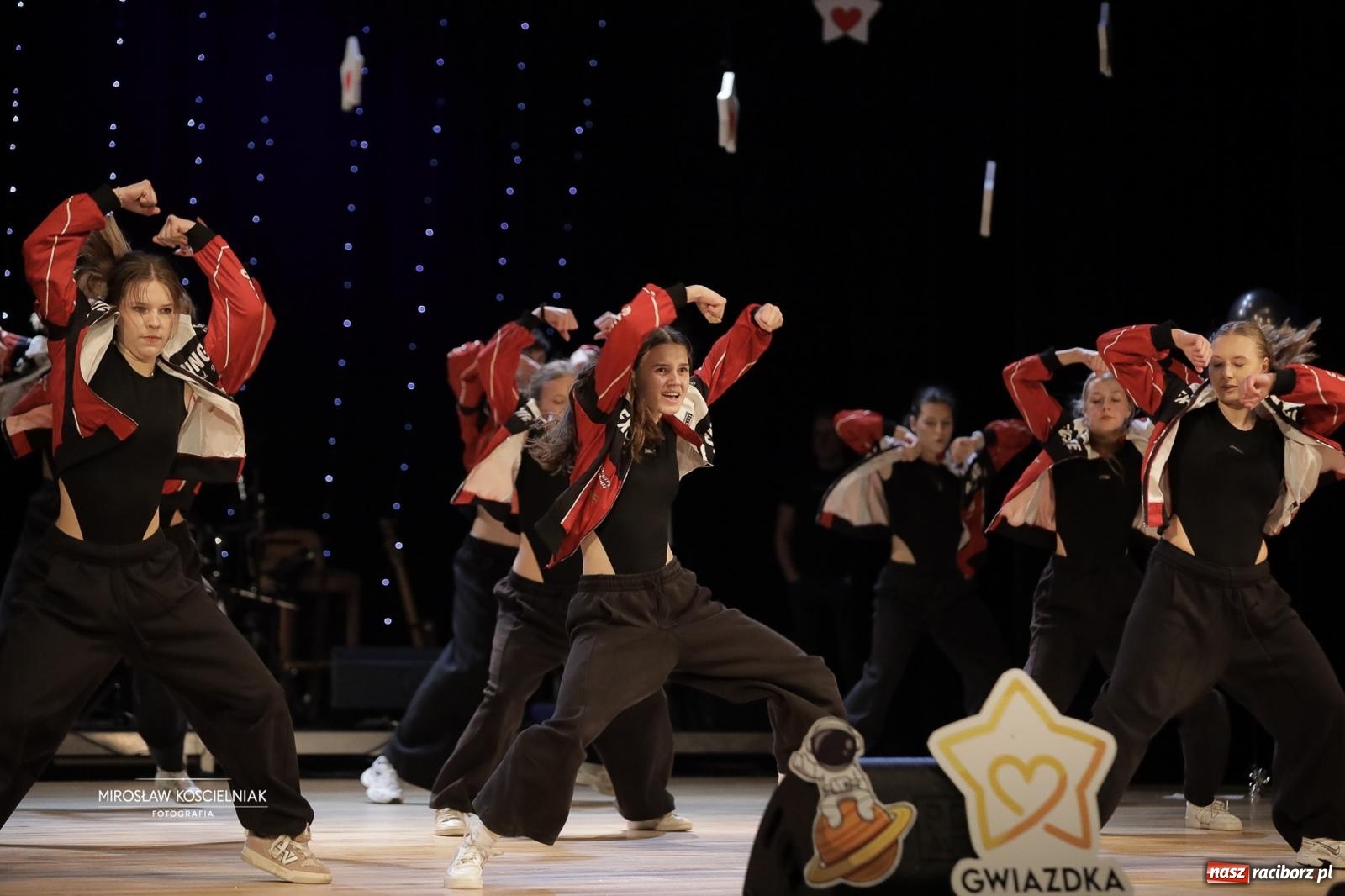 Zdjęcie w galerii na portalu naszraciborz.pl: Pełna widownia i wspólna energia. Gwiazdka Serc po raz 22. w Raciborskim Centrum Kultury [FOTO i WIDEO 2] wiadomości z regionu