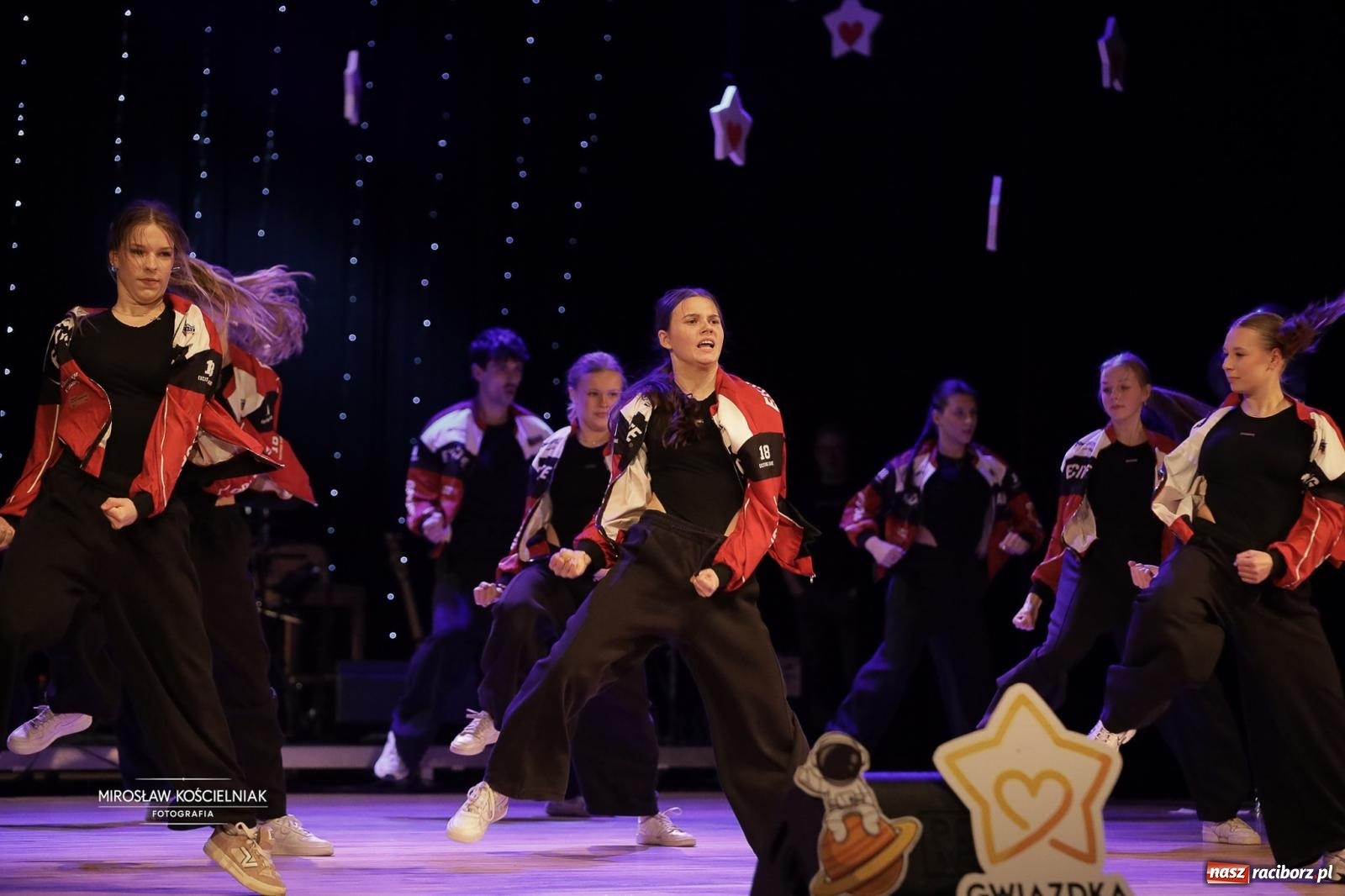 Zdjęcie w galerii na portalu naszraciborz.pl: Pełna widownia i wspólna energia. Gwiazdka Serc po raz 22. w Raciborskim Centrum Kultury [FOTO i WIDEO 2] wiadomości z regionu