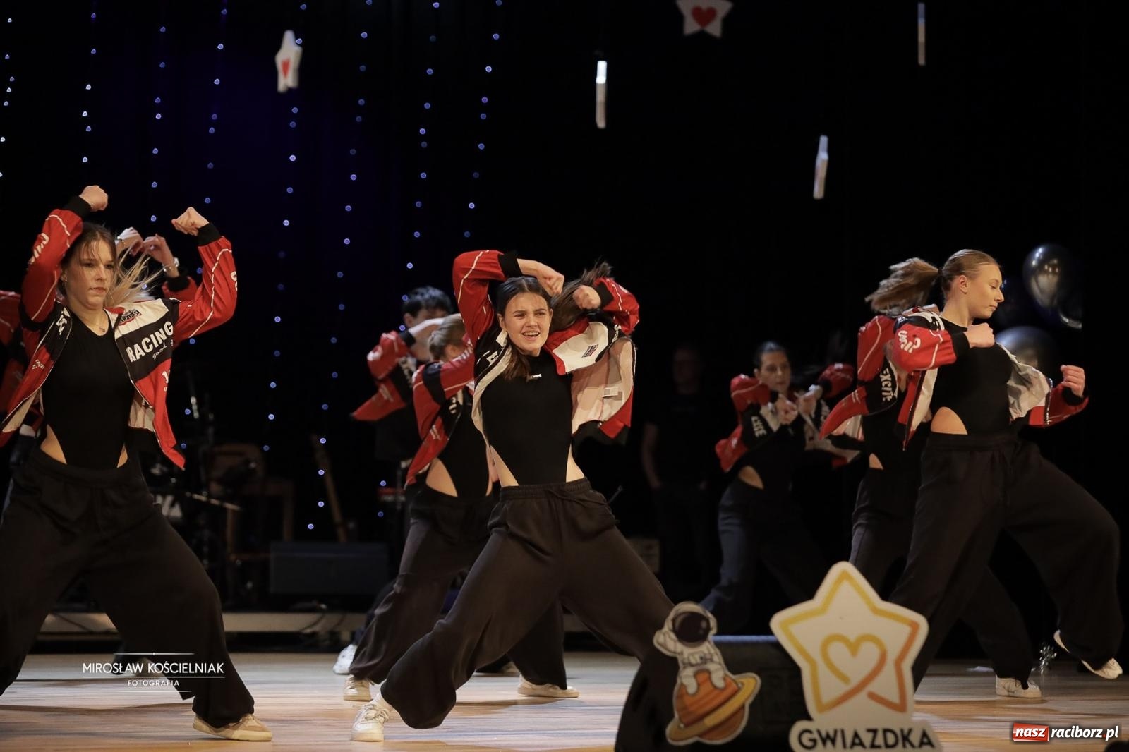 Zdjęcie w galerii na portalu naszraciborz.pl: Pełna widownia i wspólna energia. Gwiazdka Serc po raz 22. w Raciborskim Centrum Kultury [FOTO i WIDEO 2] wiadomości z regionu