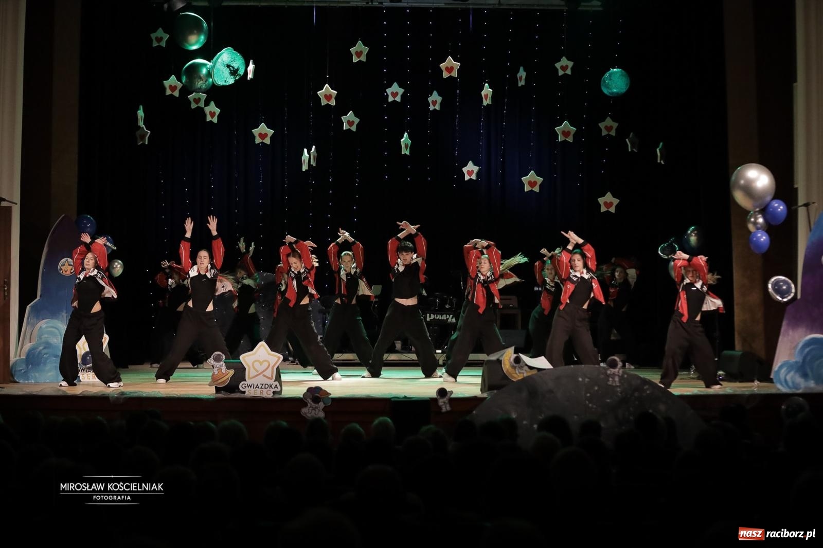 Zdjęcie w galerii na portalu naszraciborz.pl: Pełna widownia i wspólna energia. Gwiazdka Serc po raz 22. w Raciborskim Centrum Kultury [FOTO i WIDEO 2] wiadomości z regionu