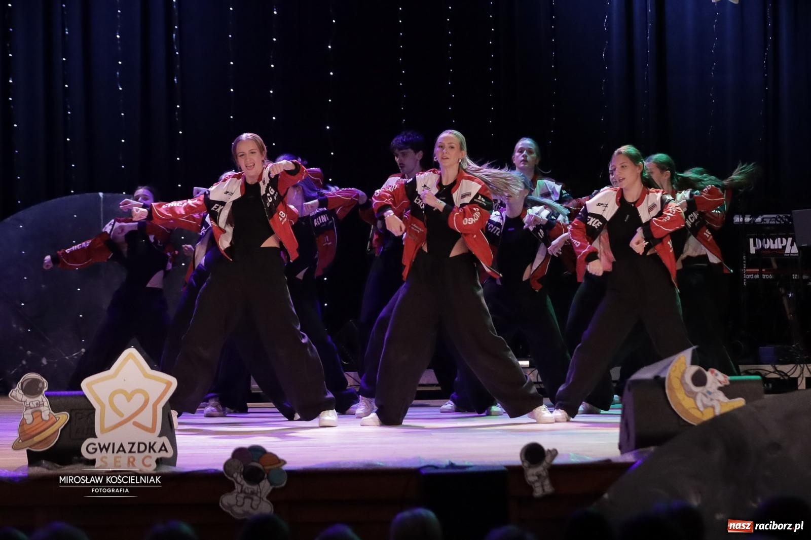 Zdjęcie w galerii na portalu naszraciborz.pl: Pełna widownia i wspólna energia. Gwiazdka Serc po raz 22. w Raciborskim Centrum Kultury [FOTO i WIDEO 2] wiadomości z regionu