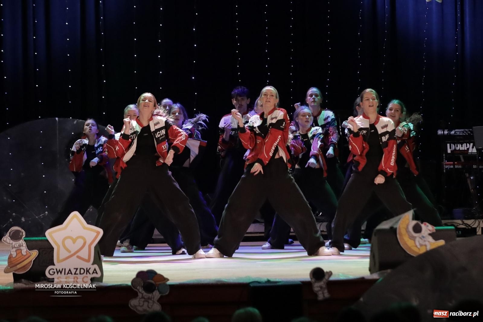 Zdjęcie w galerii na portalu naszraciborz.pl: Pełna widownia i wspólna energia. Gwiazdka Serc po raz 22. w Raciborskim Centrum Kultury [FOTO i WIDEO 2] wiadomości z regionu