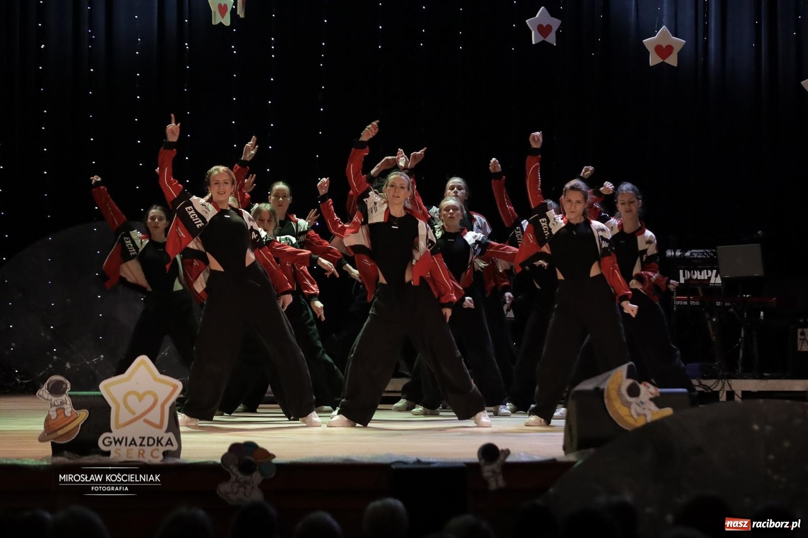Zdjęcie w galerii na portalu naszraciborz.pl: Pełna widownia i wspólna energia. Gwiazdka Serc po raz 22. w Raciborskim Centrum Kultury [FOTO i WIDEO 2] wiadomości z regionu