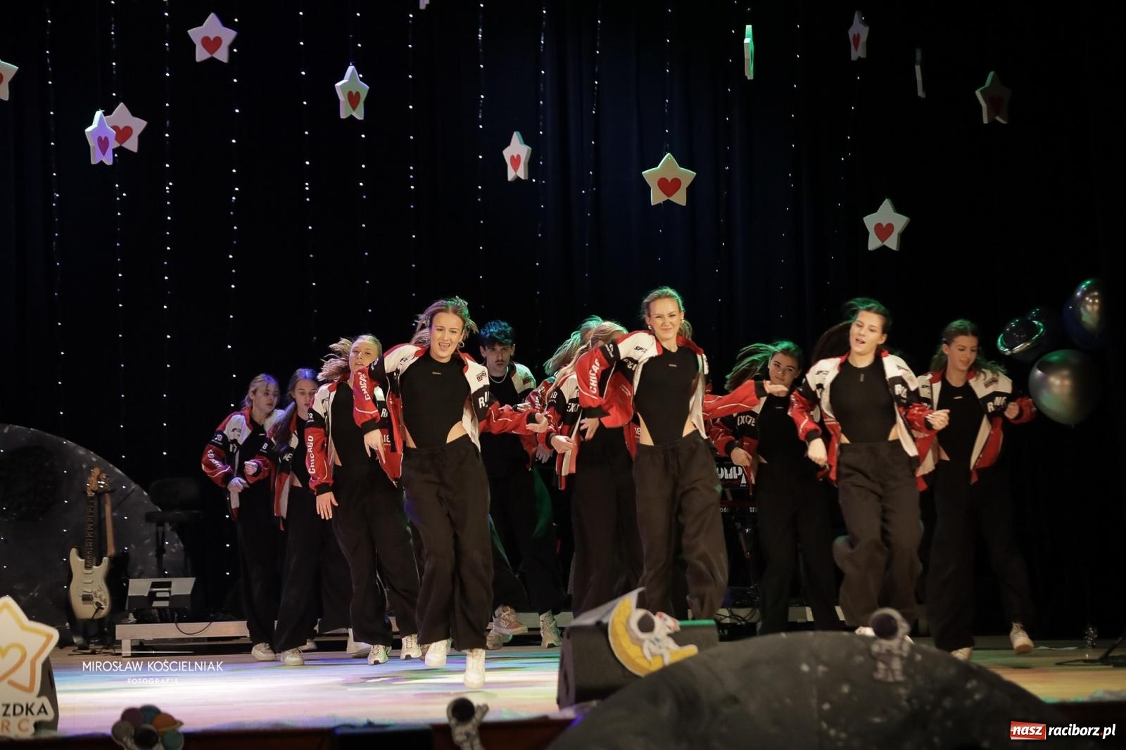 Zdjęcie w galerii na portalu naszraciborz.pl: Pełna widownia i wspólna energia. Gwiazdka Serc po raz 22. w Raciborskim Centrum Kultury [FOTO i WIDEO 2] wiadomości z regionu