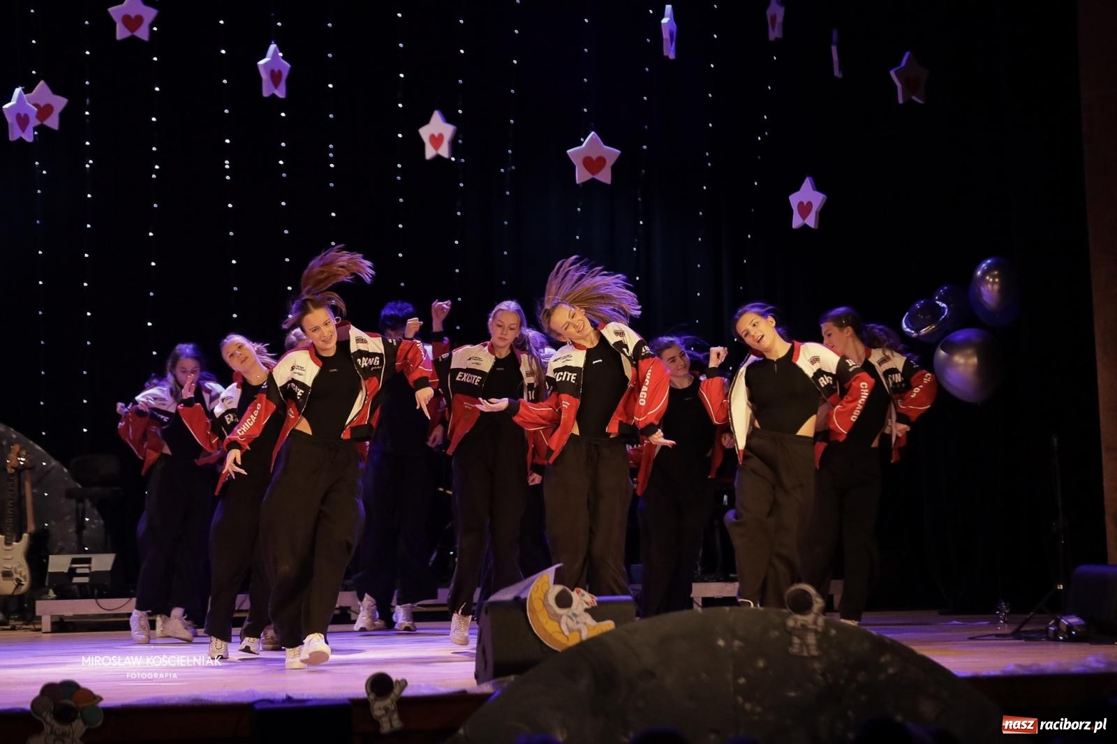 Zdjęcie w galerii na portalu naszraciborz.pl: Pełna widownia i wspólna energia. Gwiazdka Serc po raz 22. w Raciborskim Centrum Kultury [FOTO i WIDEO 2] wiadomości z regionu