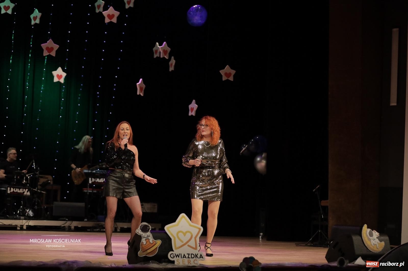 Zdjęcie w galerii na portalu naszraciborz.pl: Pełna widownia i wspólna energia. Gwiazdka Serc po raz 22. w Raciborskim Centrum Kultury [FOTO i WIDEO 2] wiadomości z regionu