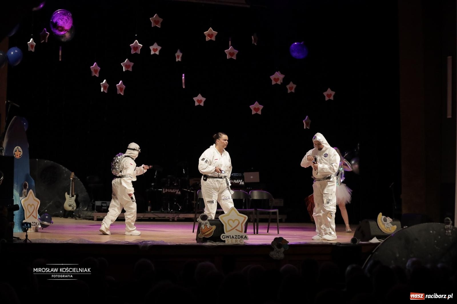 Zdjęcie w galerii na portalu naszraciborz.pl: Pełna widownia i wspólna energia. Gwiazdka Serc po raz 22. w Raciborskim Centrum Kultury [FOTO i WIDEO 2] wiadomości z regionu